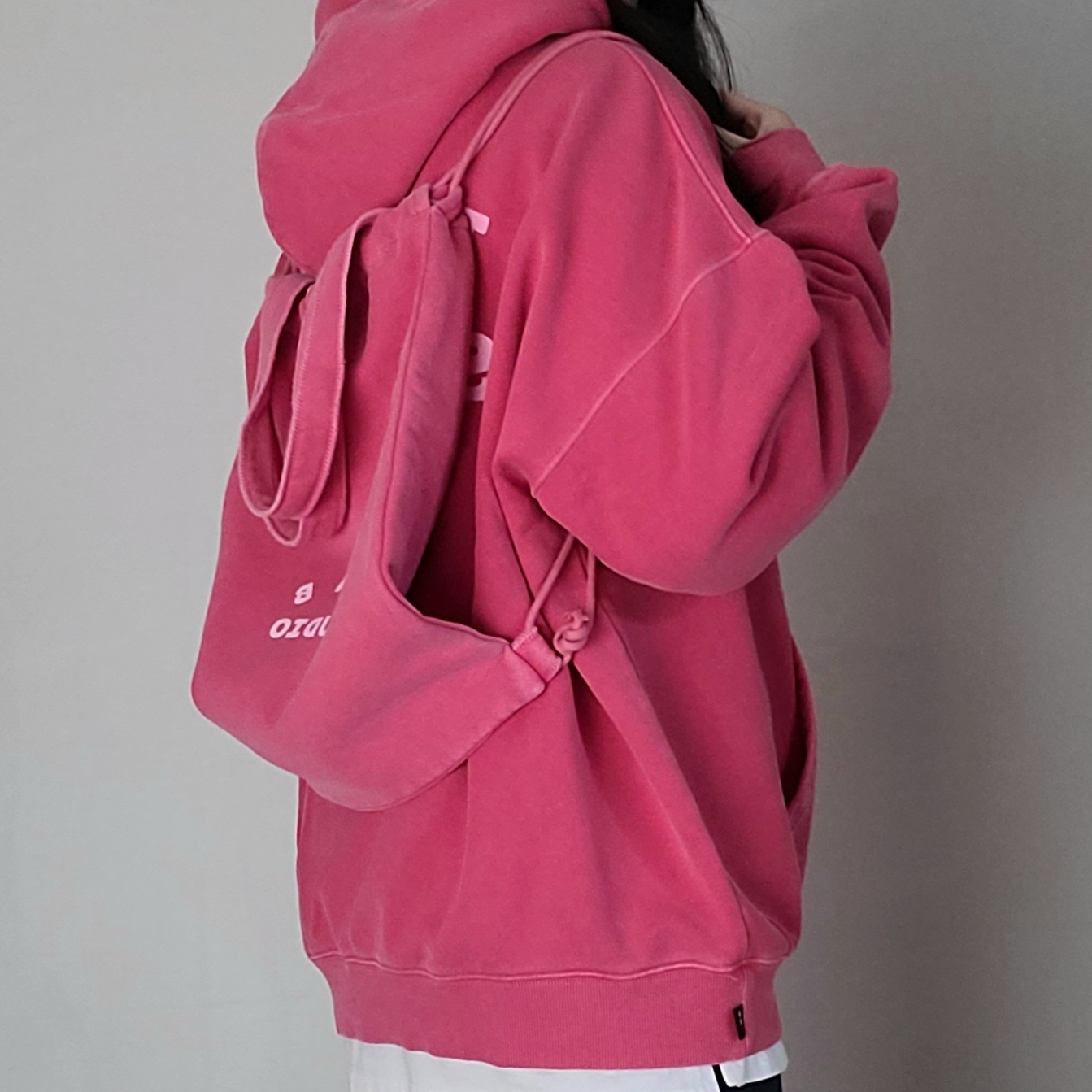 IAB Studio Pigment Hoodie & Sack Coral 착용 스타일 - 2