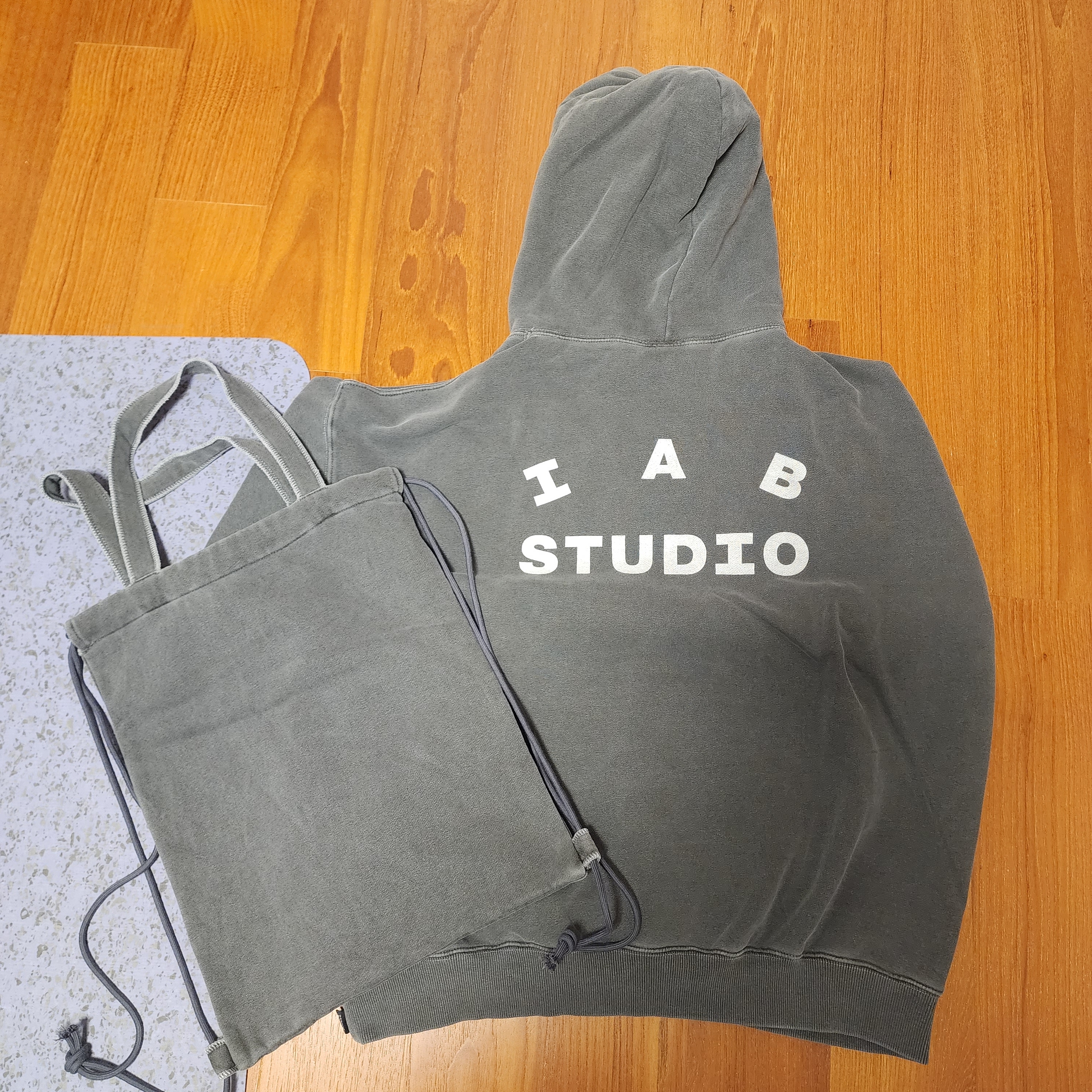 IAB Studio Pigment Hoodie & Sack Black 착용 스타일 - 2