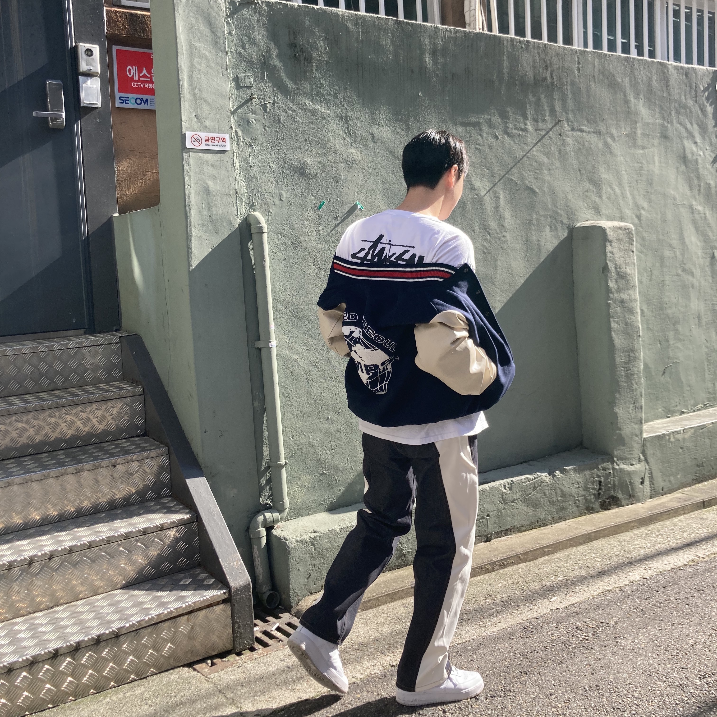 Stussy Fuzzy Dice T-Shirt White, Nike Air Force 1 '07 Low White 착용 스타일 - 1