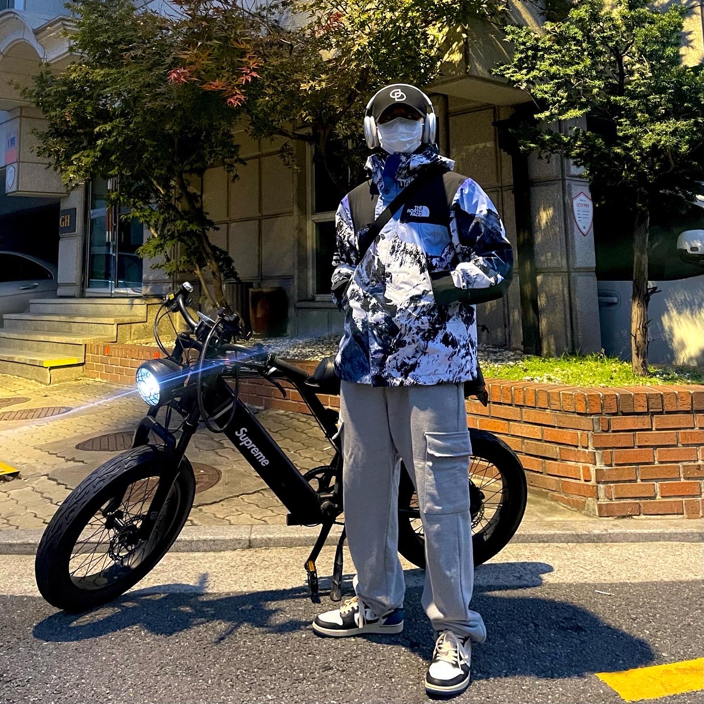 Apple AirPods Max Lightning Silver (Korean Ver.), Supreme x The North Face Mountain Parka Blue White - 17FW 착용 스타일