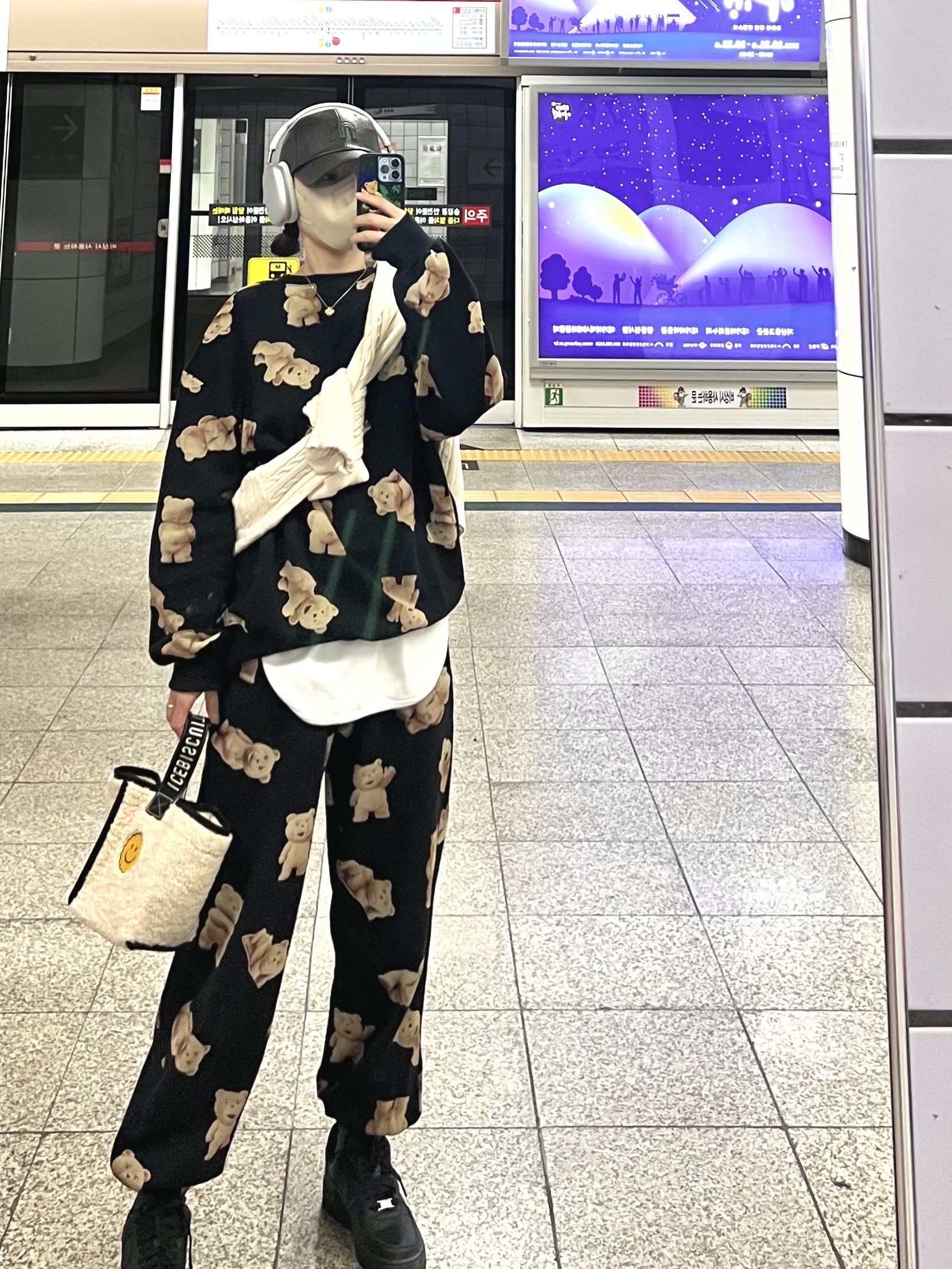 Apple AirPods Max Lightning Silver (Korean Ver.), Nike Air Force 1 '07 Low Triple Black 착용 스타일 - 1