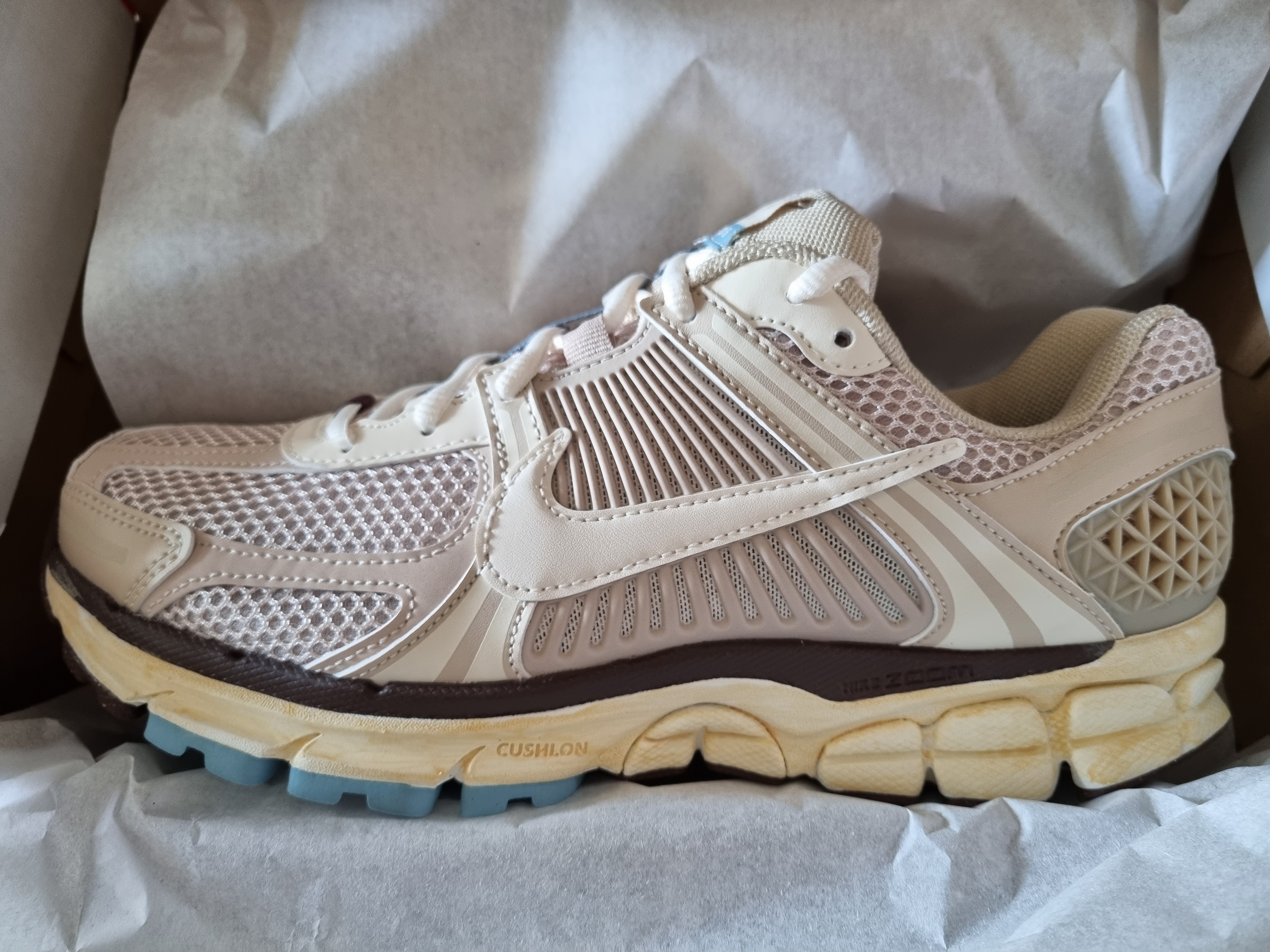 (W) Nike Zoom Vomero 5 Oatmeal 착용 스타일 - 2