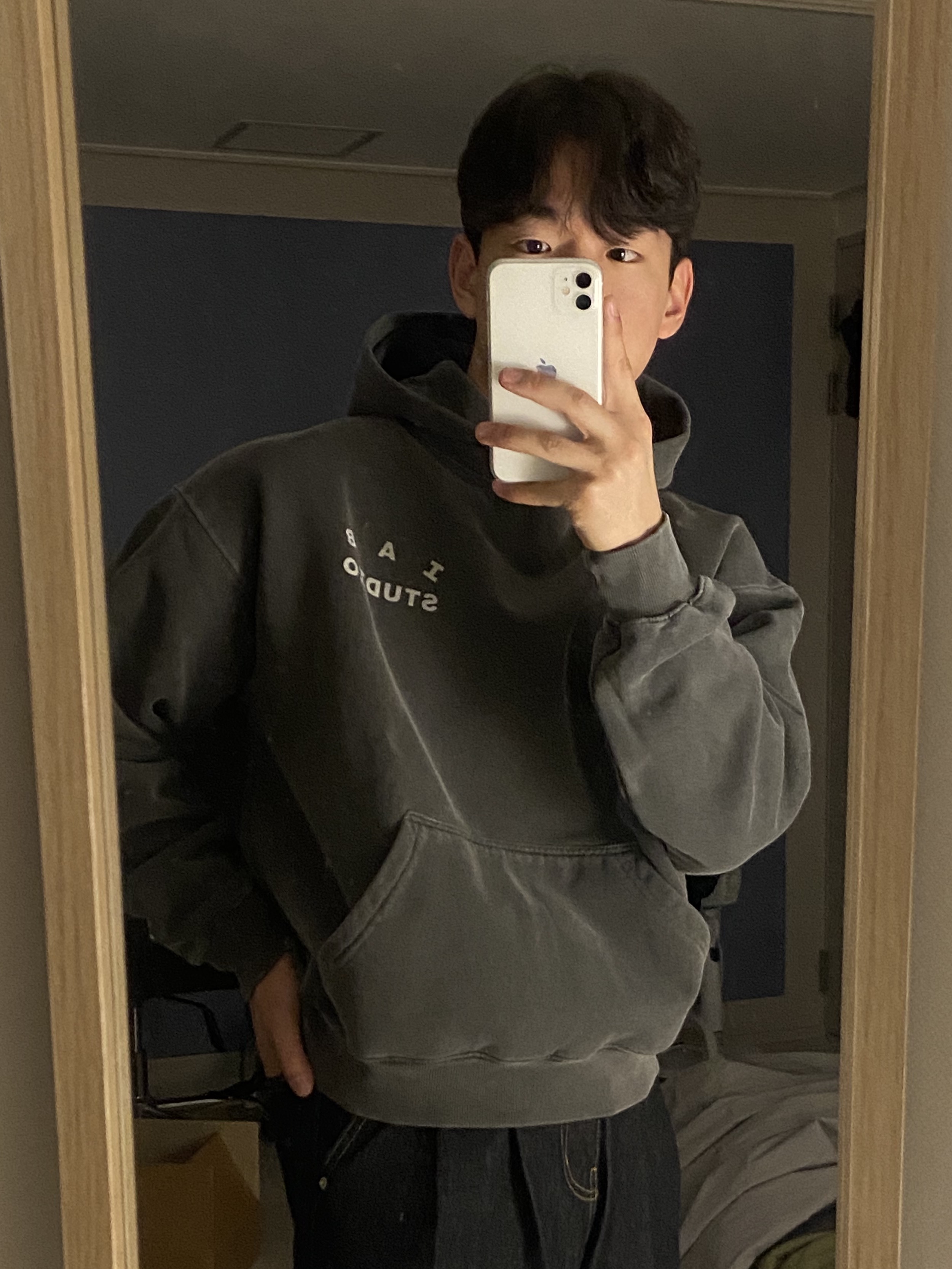 IAB Studio Pigment Hoodie & Sack Black 착용 스타일 - 2