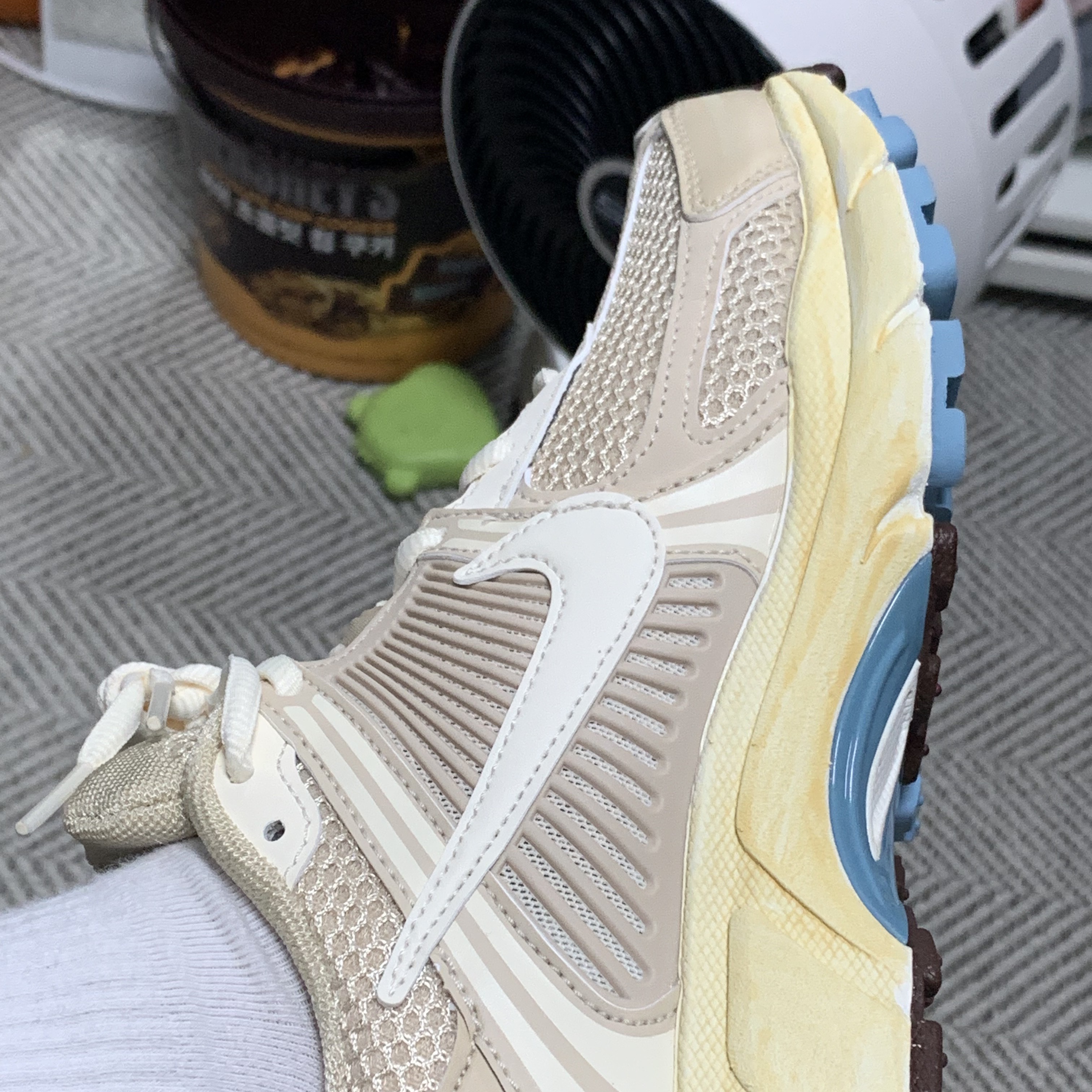 (W) Nike Zoom Vomero 5 Oatmeal 착용 스타일 - 3
