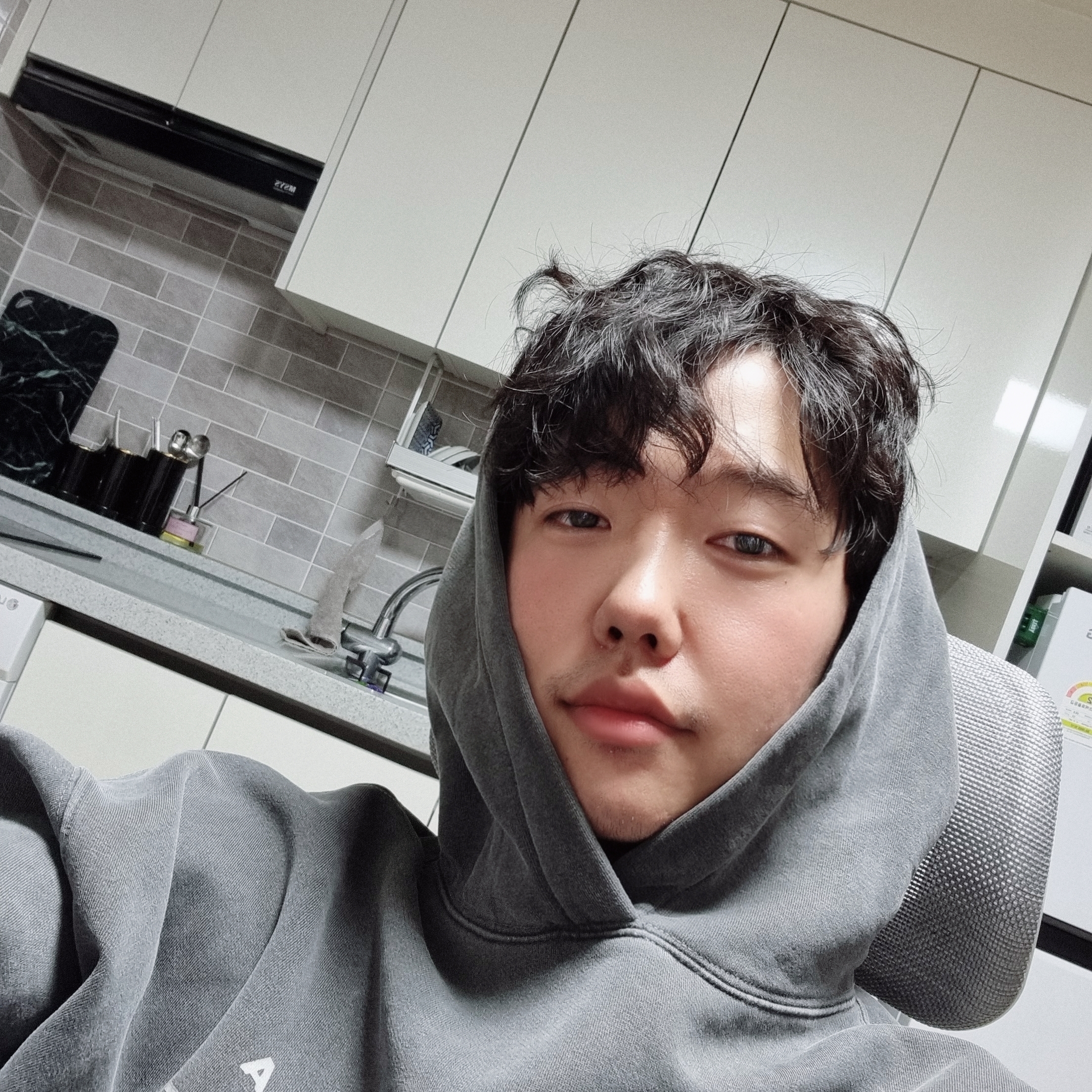 IAB Studio Pigment Hoodie & Sack Black 착용 스타일