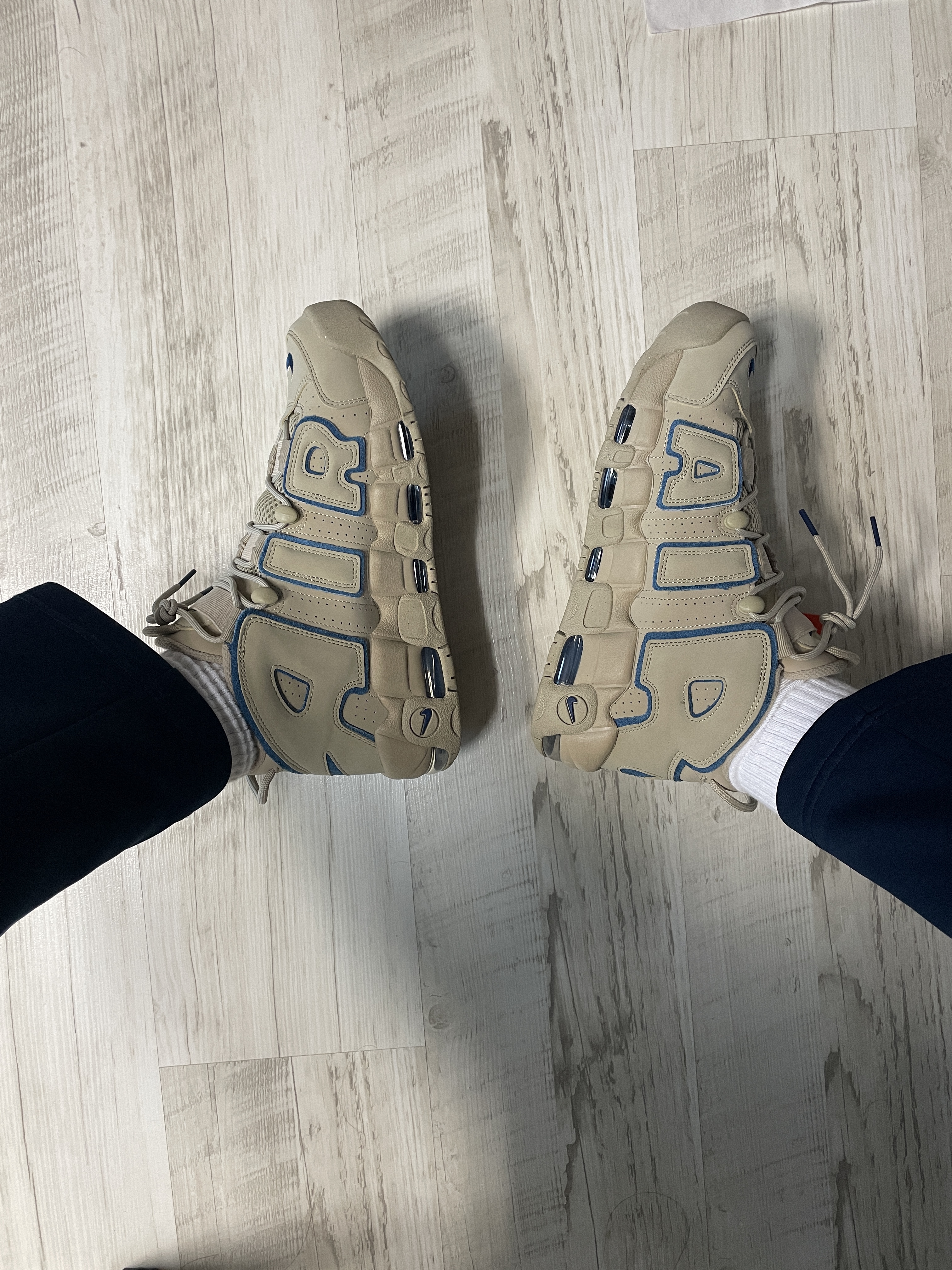 Nike Air More Uptempo Limestone and Valerian Blue 착용 스타일