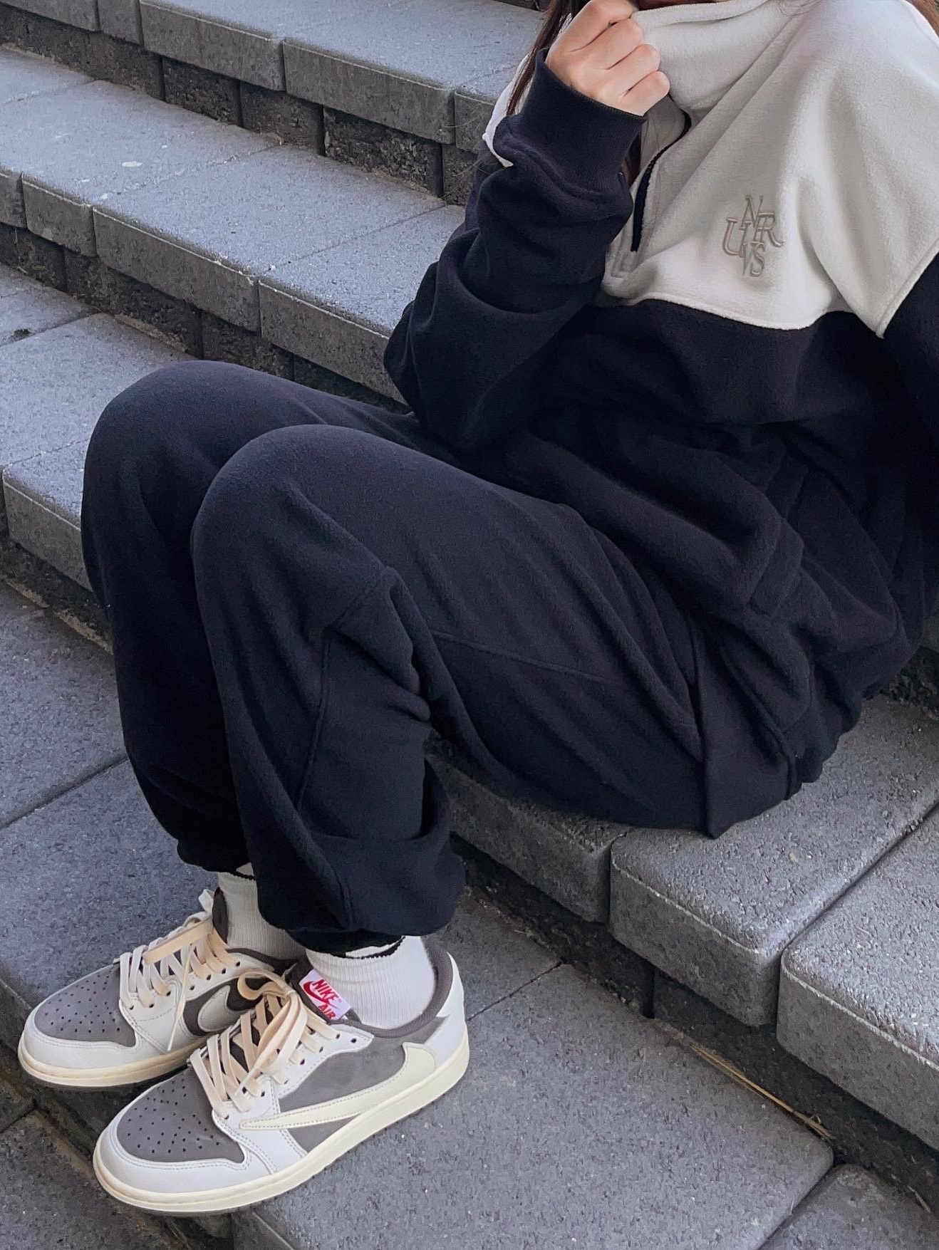Jordan 1 x Travis Scott Retro Low OG SP Sail and Ridgerock 착용 스타일 - 2