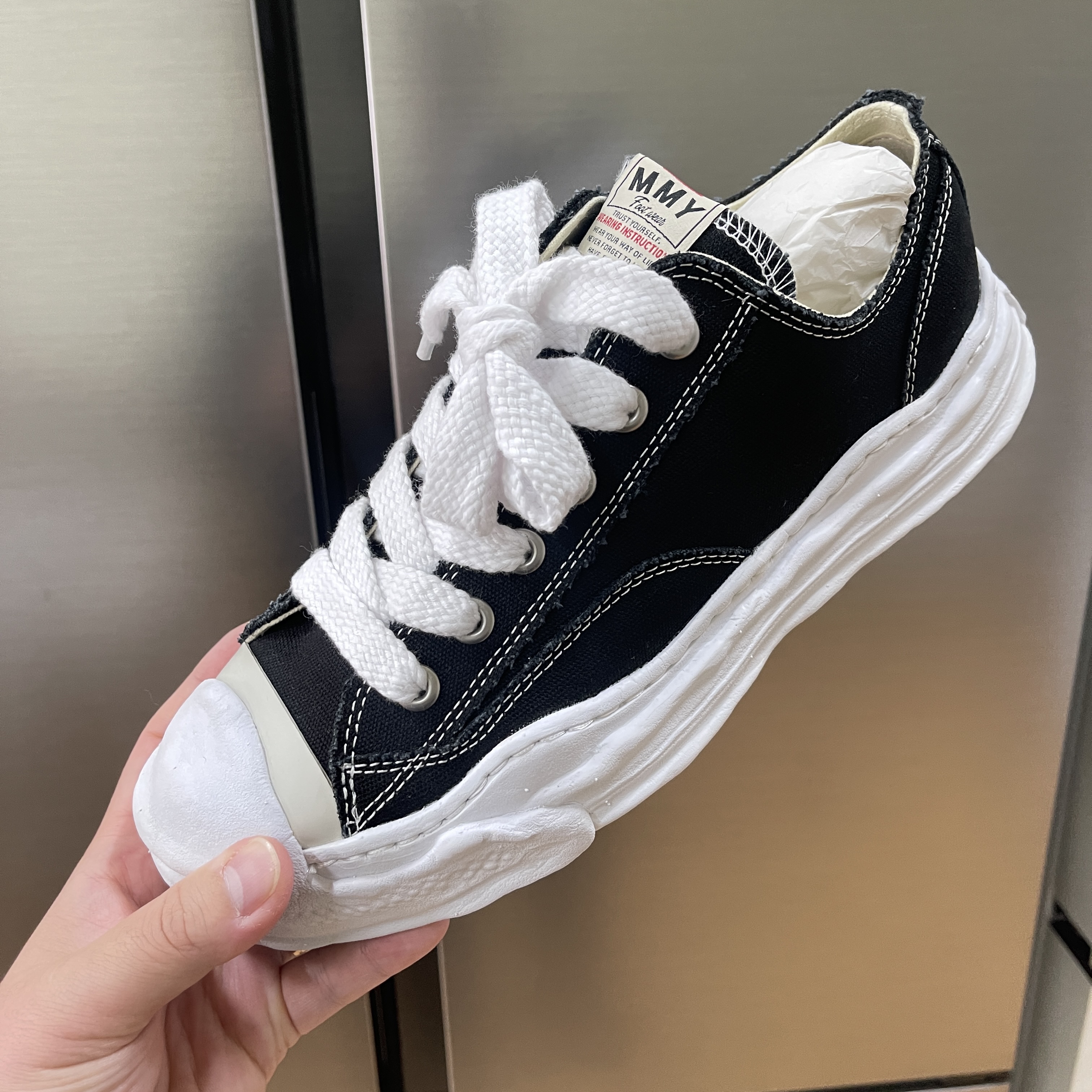 Maison Mihara Yasuhiro Hank OG Sole Canvas Low-top Sneakers Black 착용 스타일 - 4