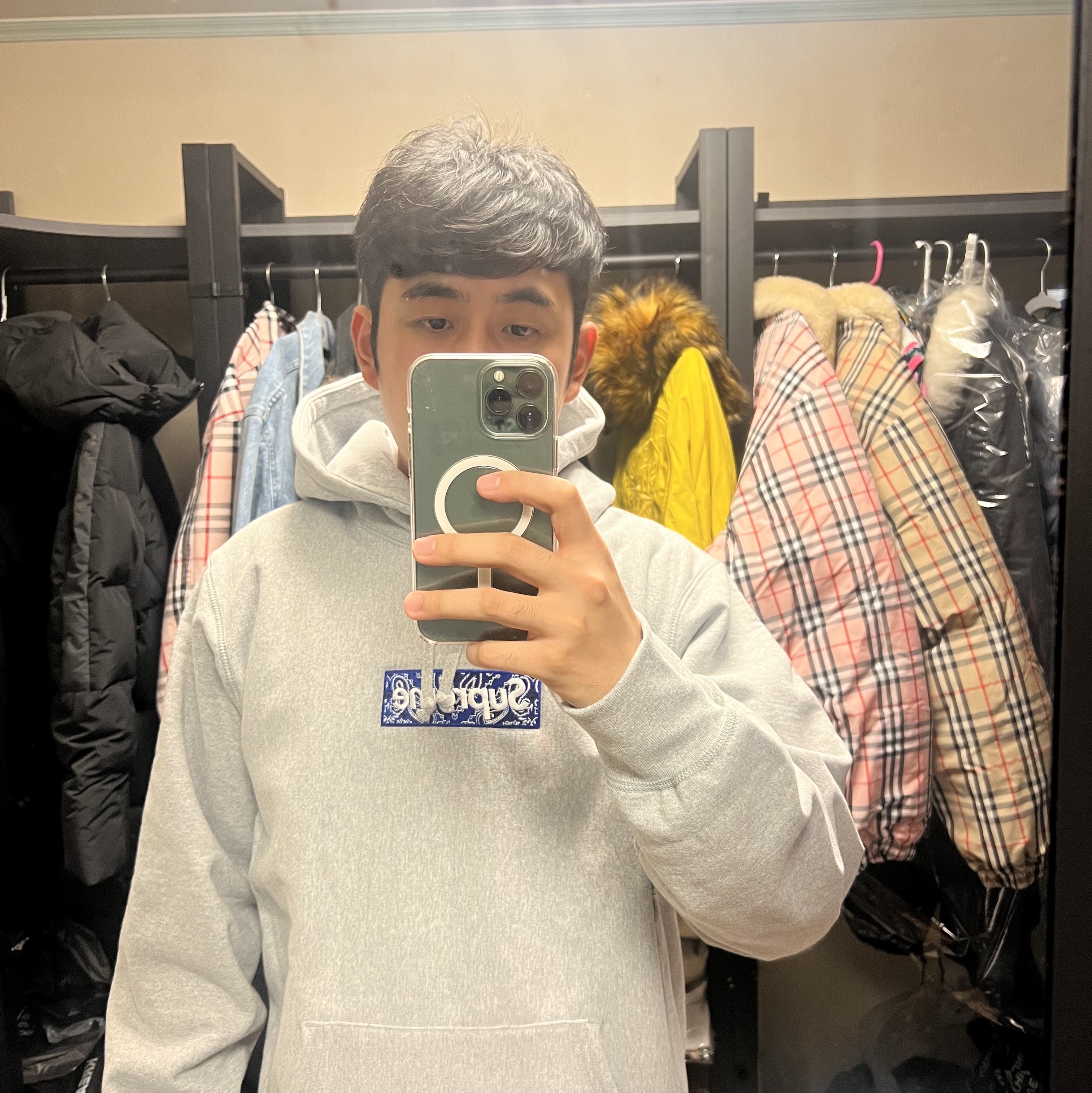 Supreme Bandana Box Logo Hooded Sweatshirt Heather Grey - 19FW, Supreme x Burberry Denim Trucker Jacket Pink - 22SS 착용 스타일 - 1