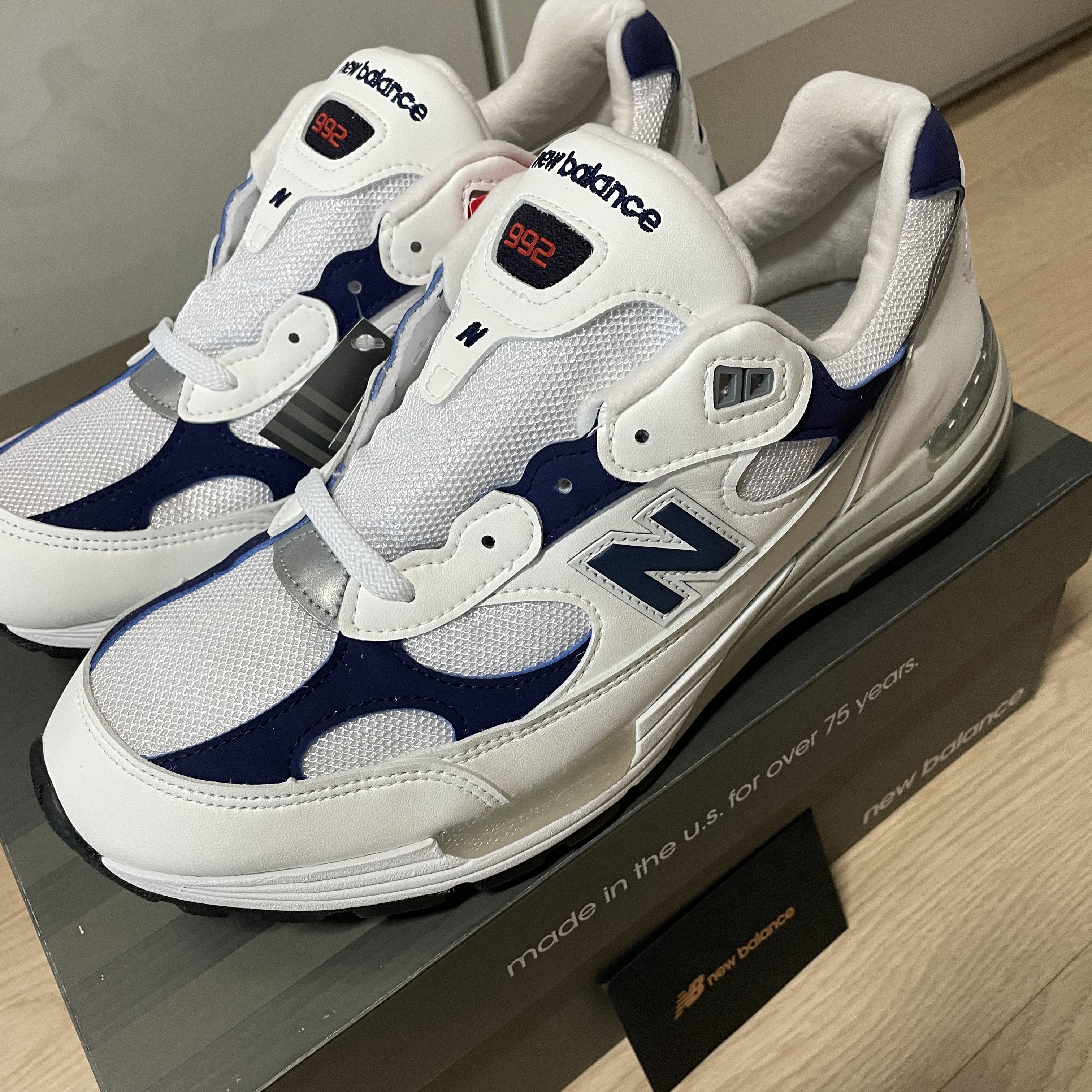 New Balance 992 Made in USA White Navy 착용 스타일 - 4