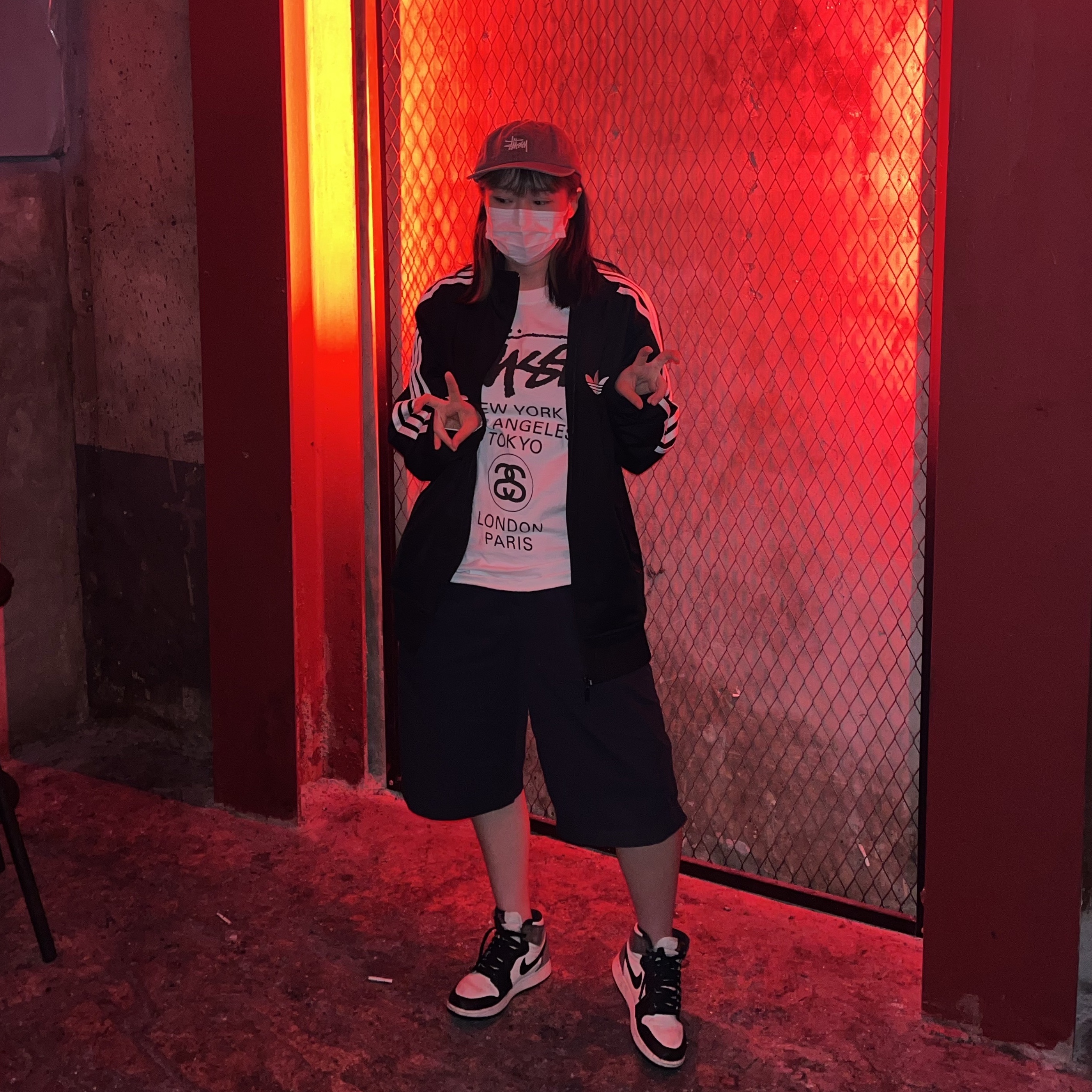 (GS) Jordan 1 Retro High OG Black Mocha, Stussy World Tour LS T-Shirt White 착용 스타일 - 1