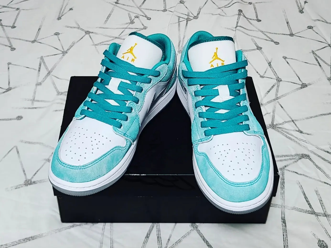 Jordan 1 Low SE New Emerald 착용 스타일 - 3