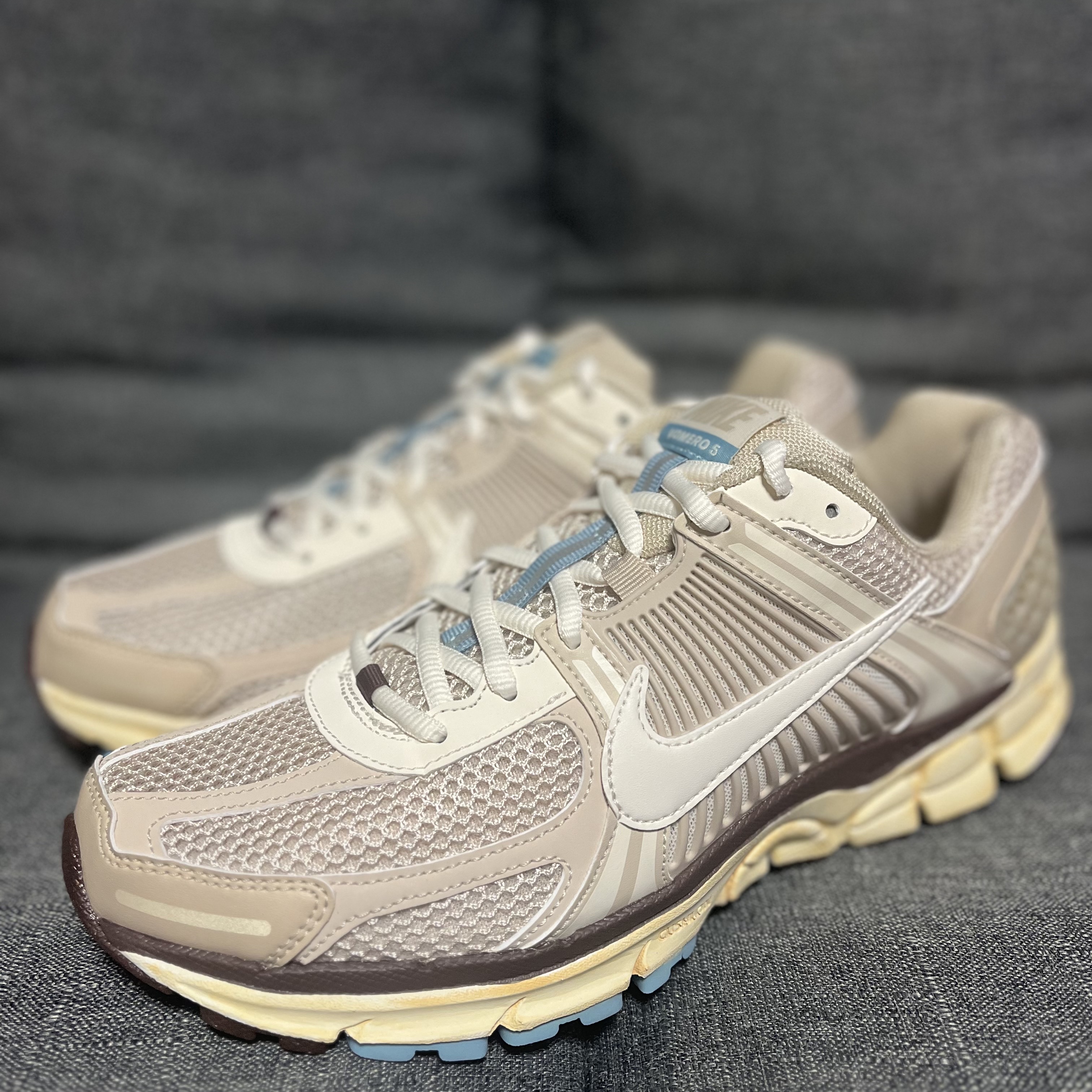 (W) Nike Zoom Vomero 5 Oatmeal 착용 스타일 - 1