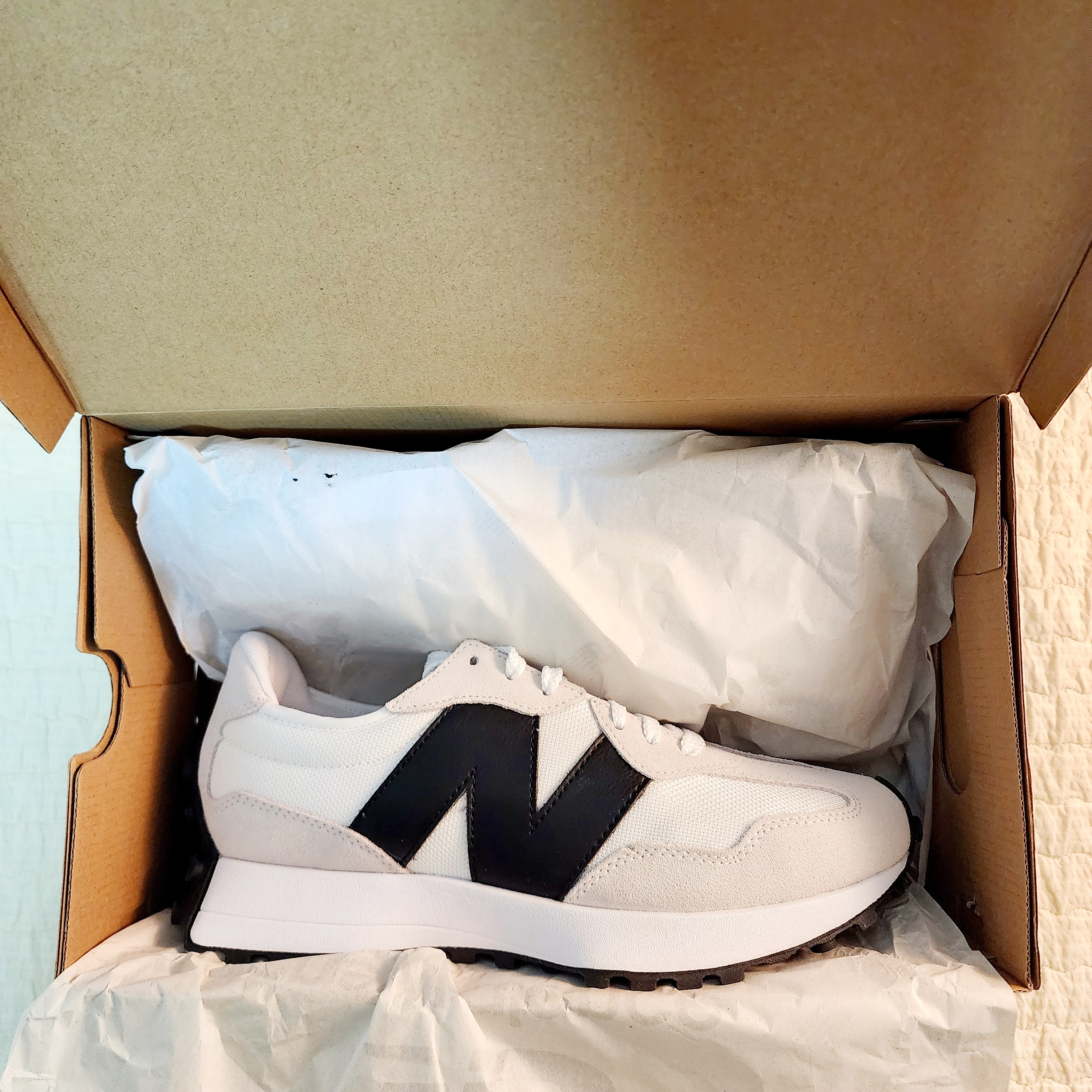 New Balance 327 White Black 착용 스타일 - 4