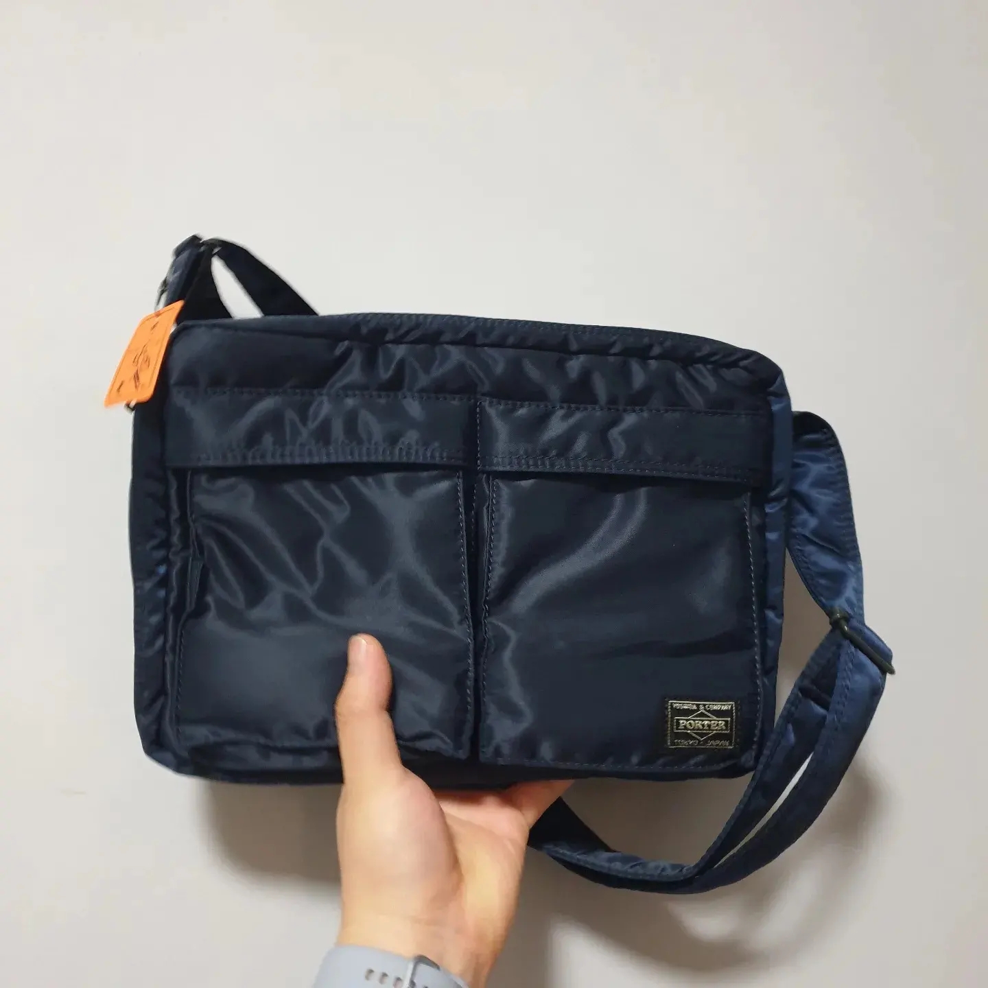 Porter Tanker Shoulder Bag L Black 착용 스타일 - 1