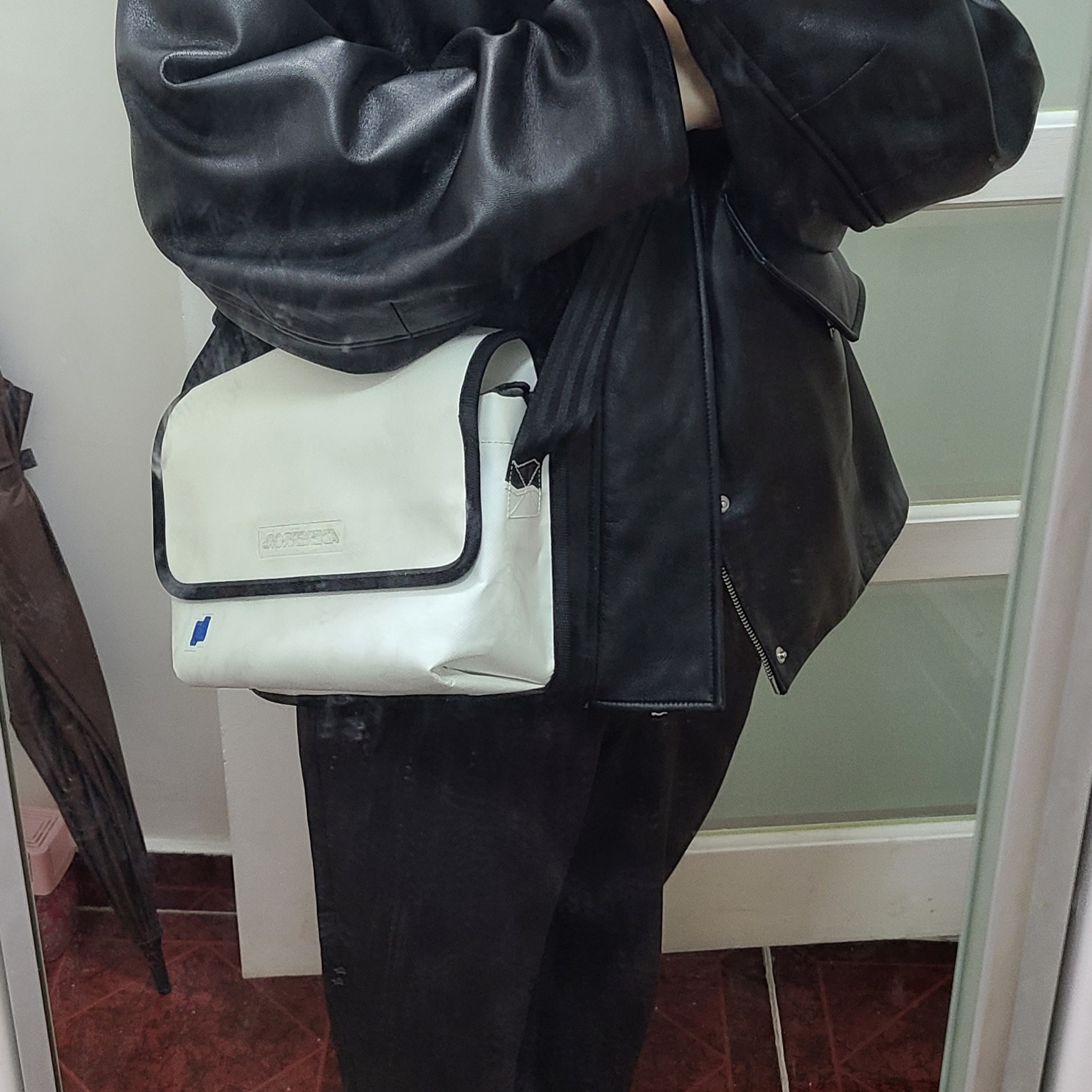 Ader Error Small Trace Esty Messanger Bag White 착용 스타일 - 4