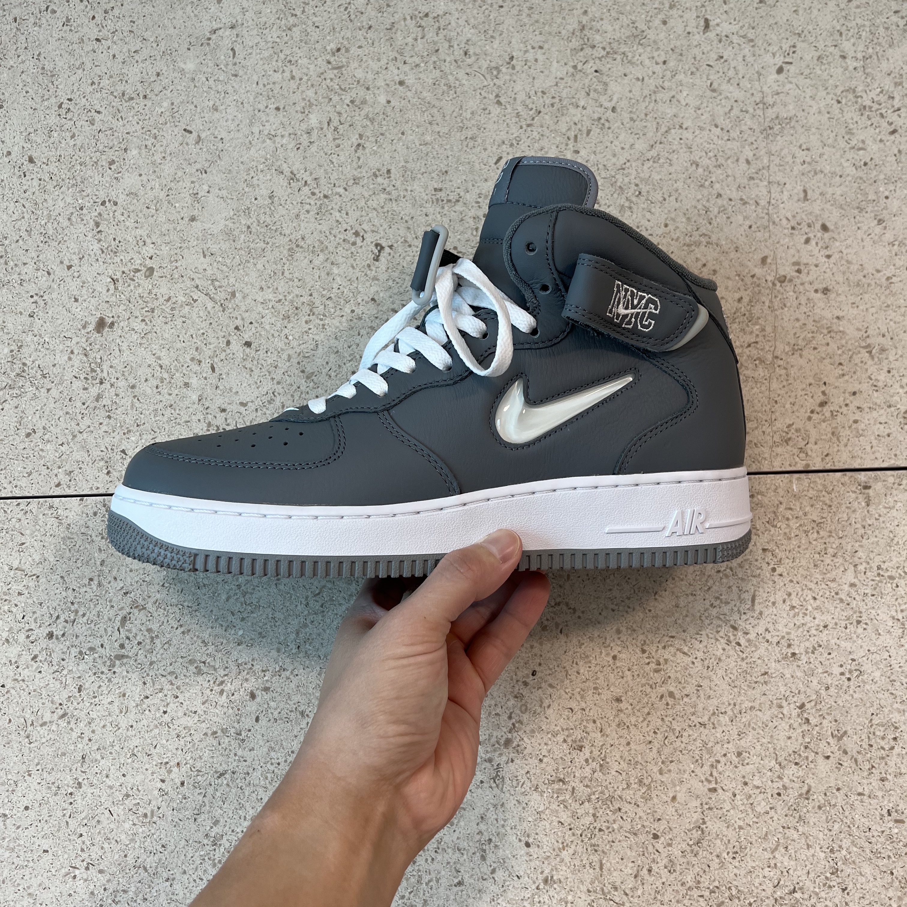 Nike Air Force 1 Mid QS NYC Cool Grey 착용 스타일