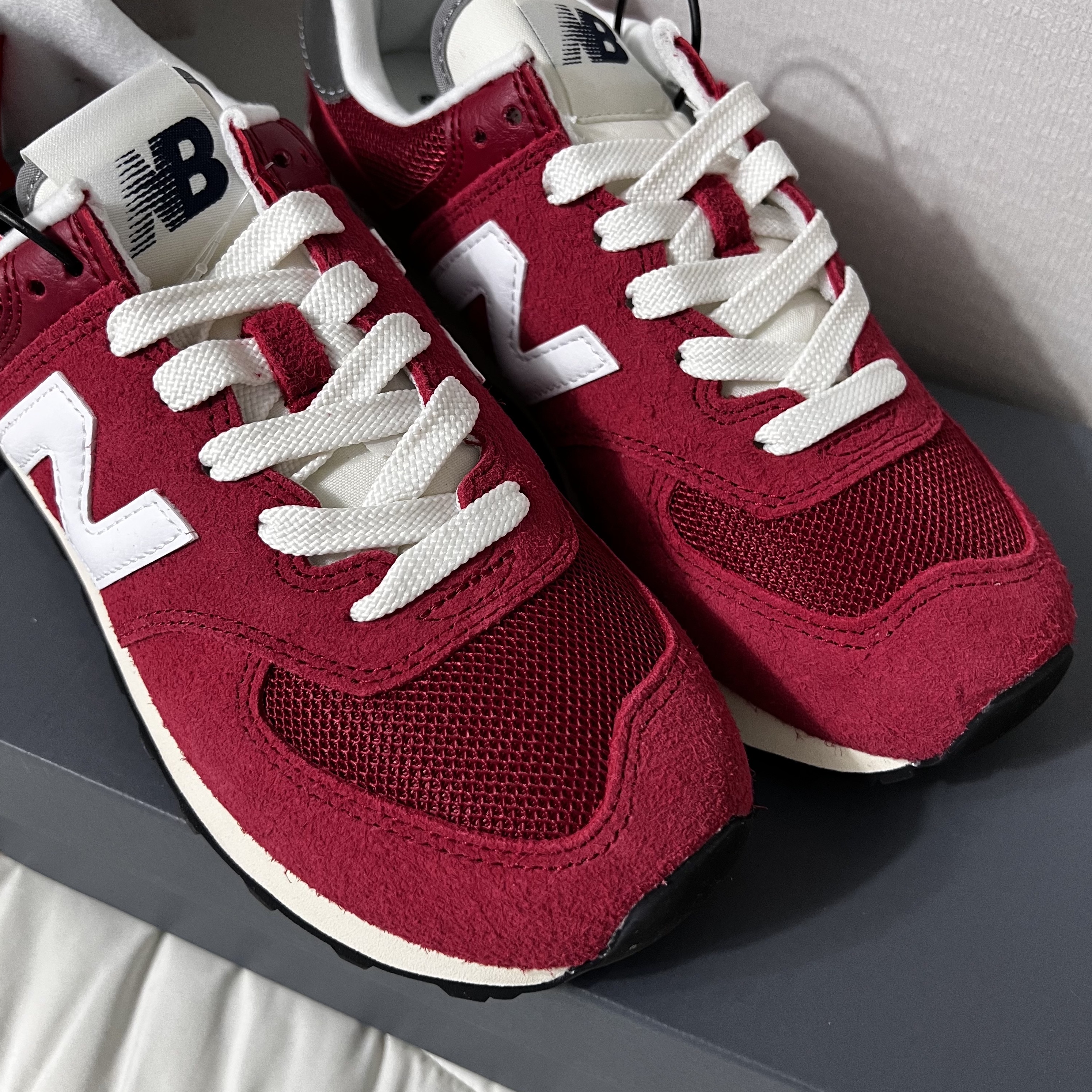 New Balance 574 Heritage Red 착용 스타일 - 2