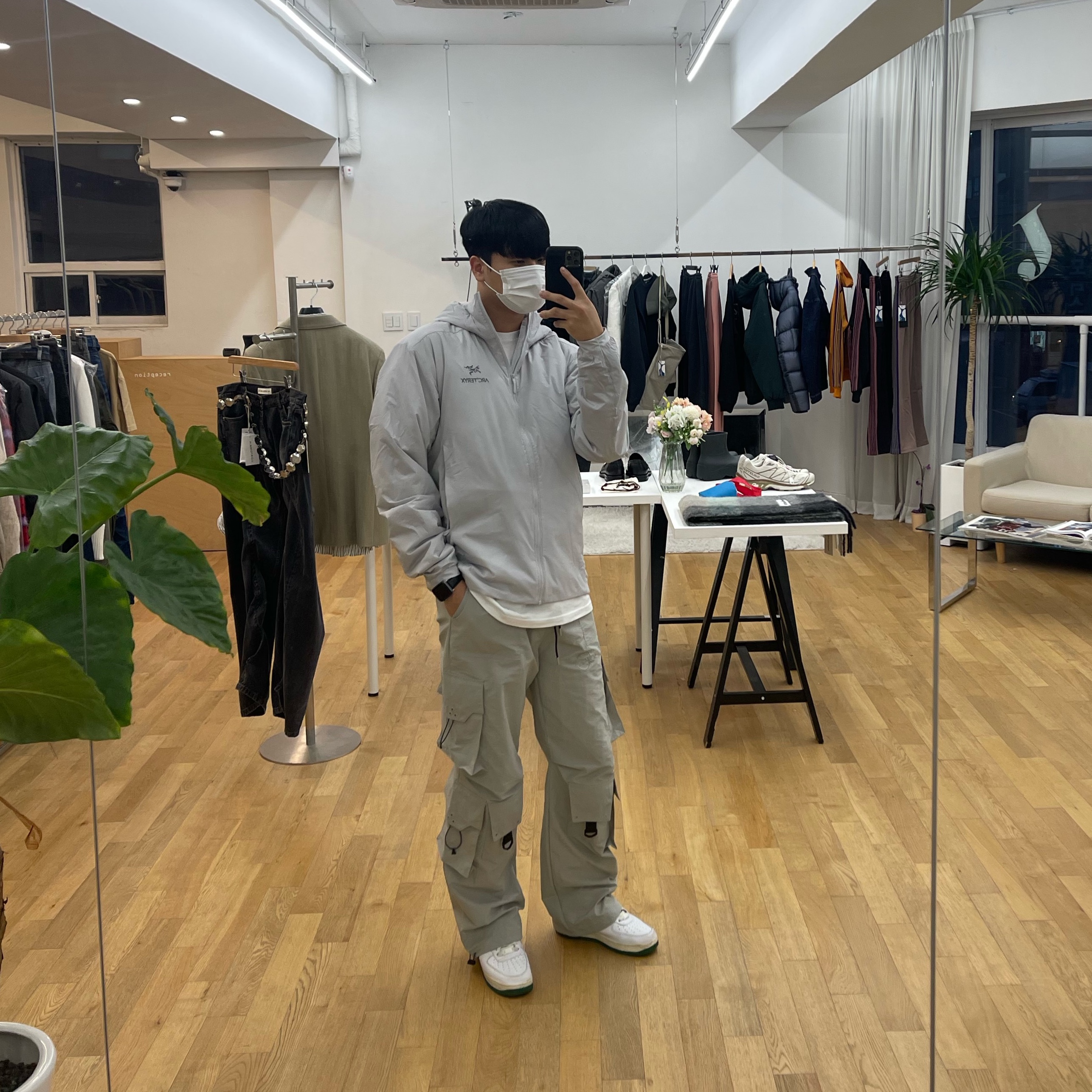 Arc'teryx Atom LT Hoody Solitude, Nike Air Force 1 '07 LV8 Varsity White Pine Green 착용 스타일