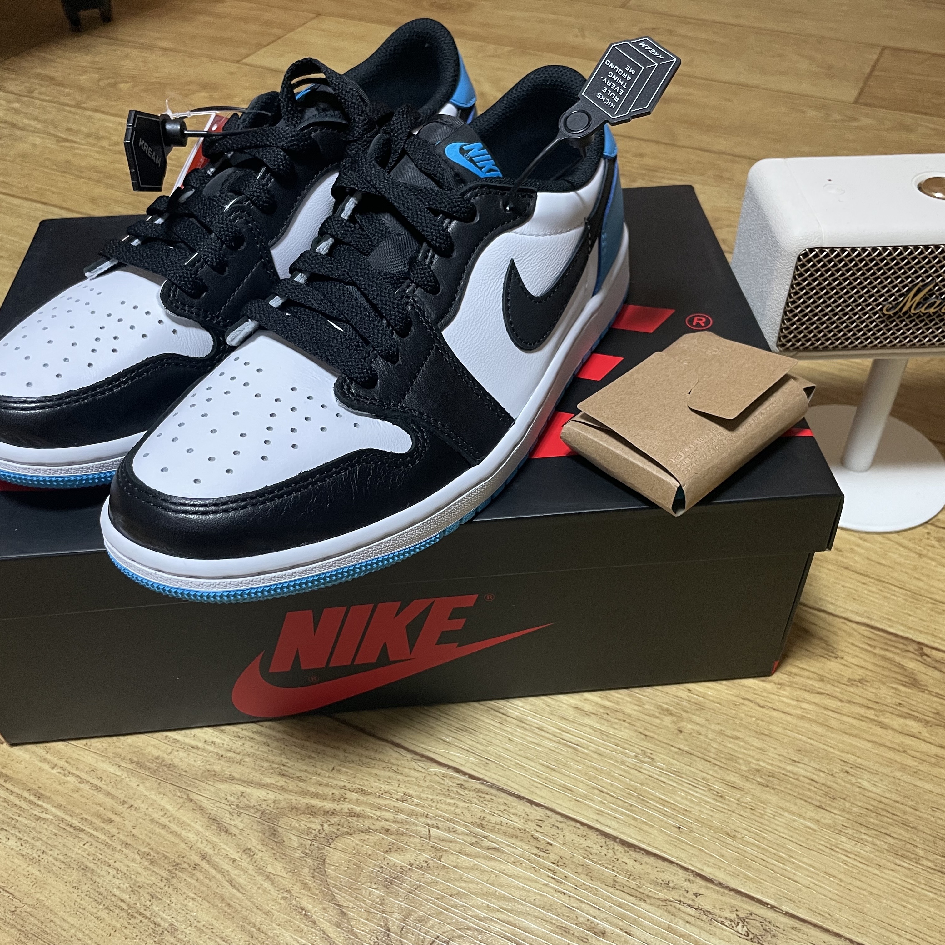 Jordan 1 Retro Low OG Black and Dark Powder Blue 착용 스타일
