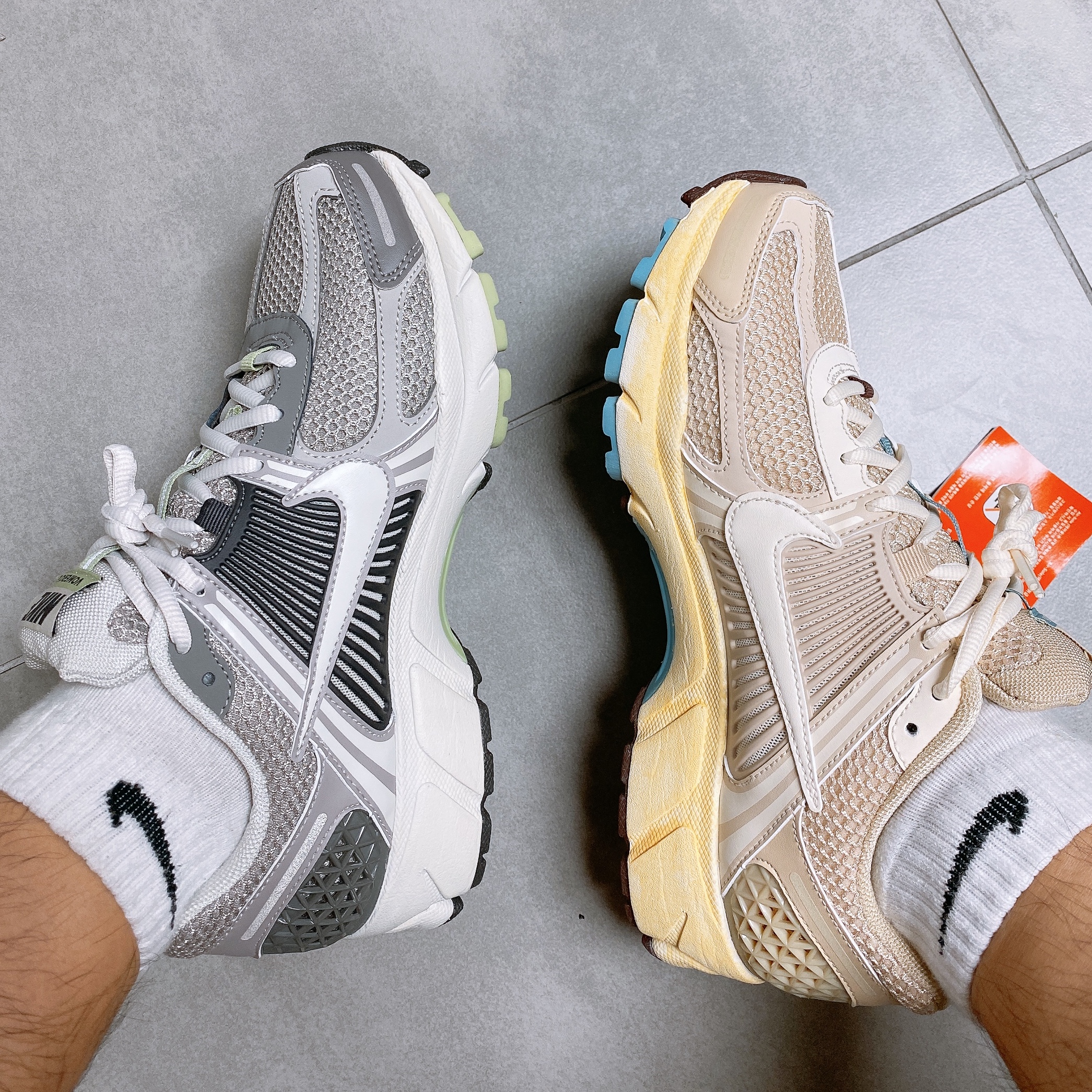 (W) Nike Zoom Vomero 5 Cobblestone and Flat Pewter, (W) Nike Zoom Vomero 5 Oatmeal 착용 스타일 - 2
