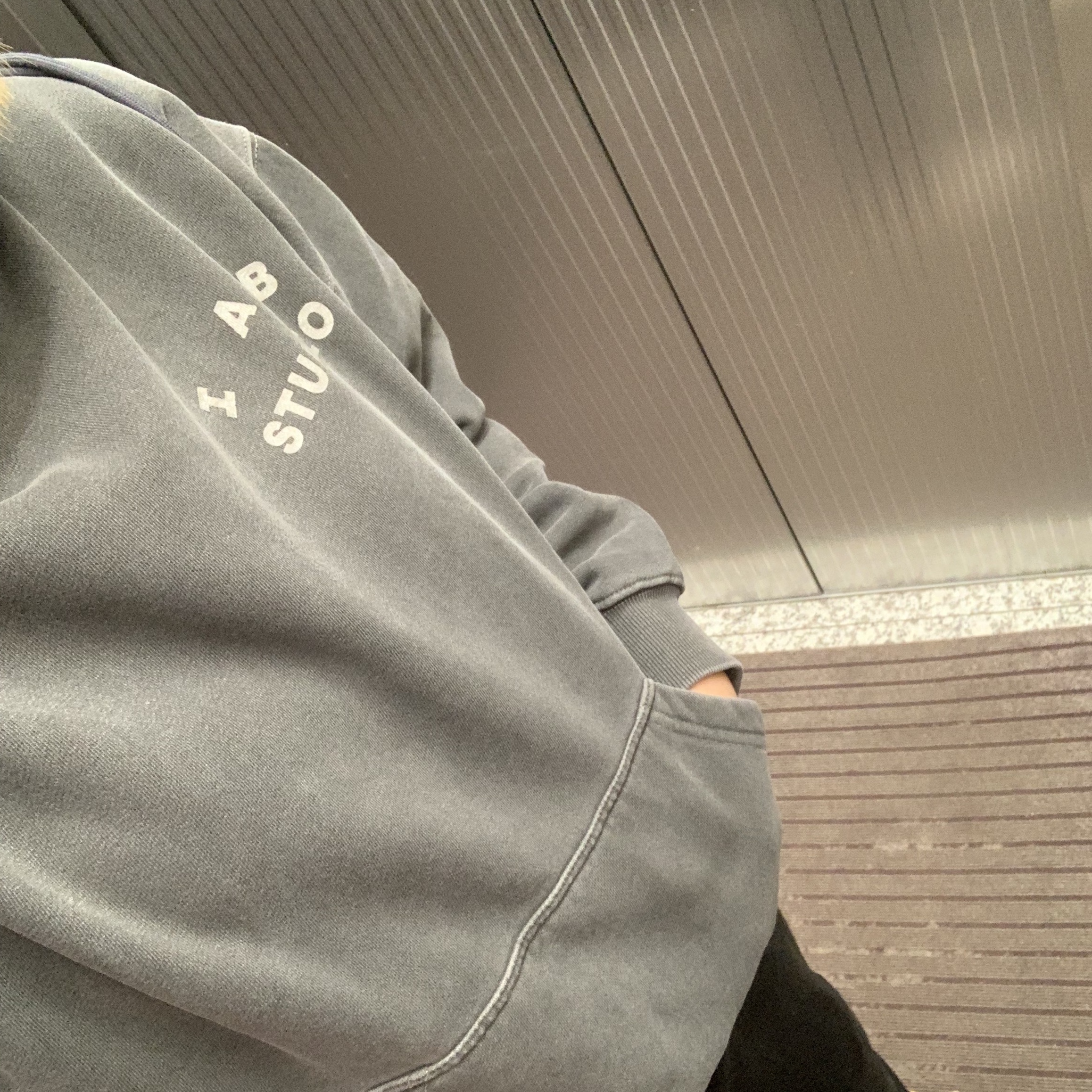IAB Studio Pigment Hoodie & Sack Black 착용 스타일