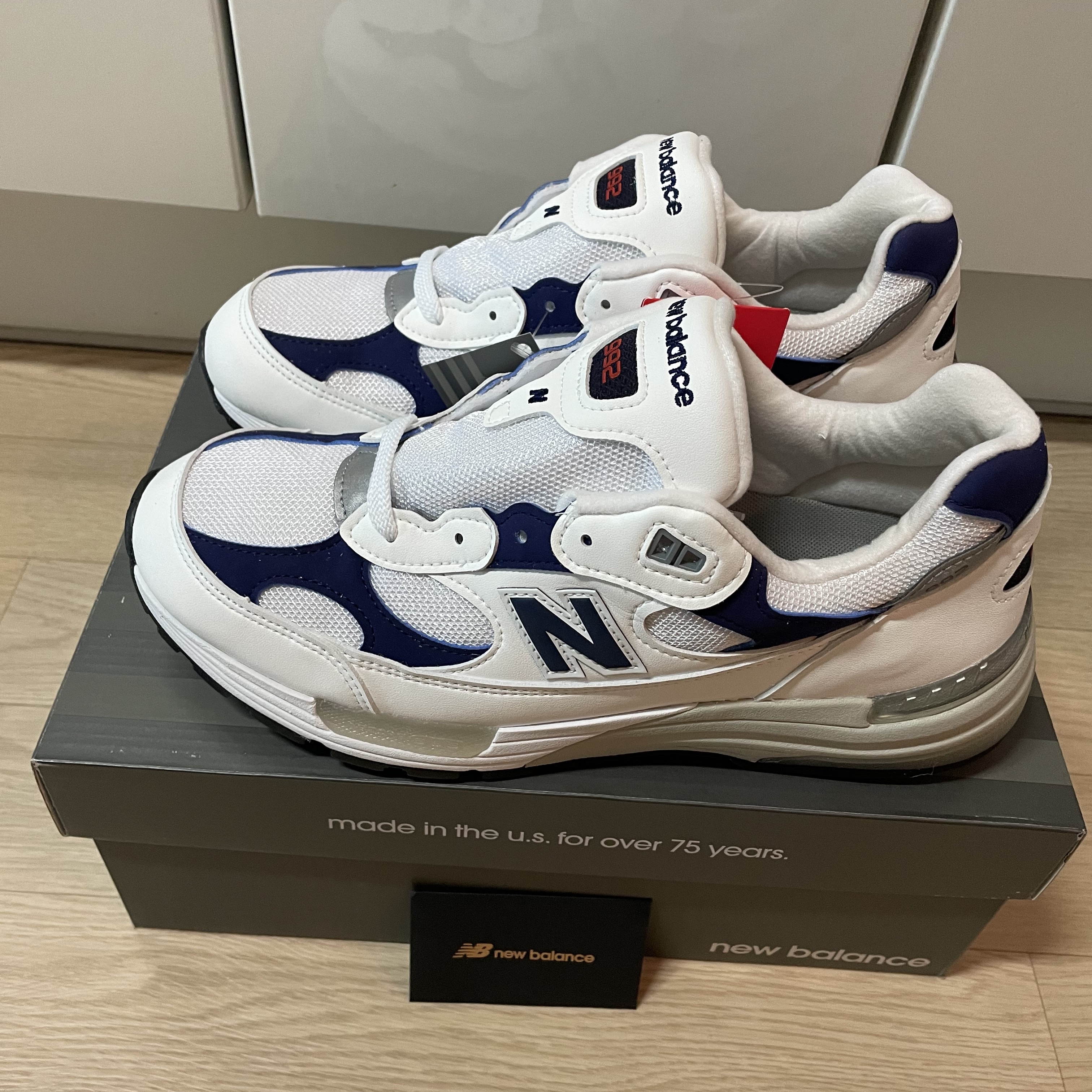 New Balance 992 Made in USA White Navy 착용 스타일 - 5
