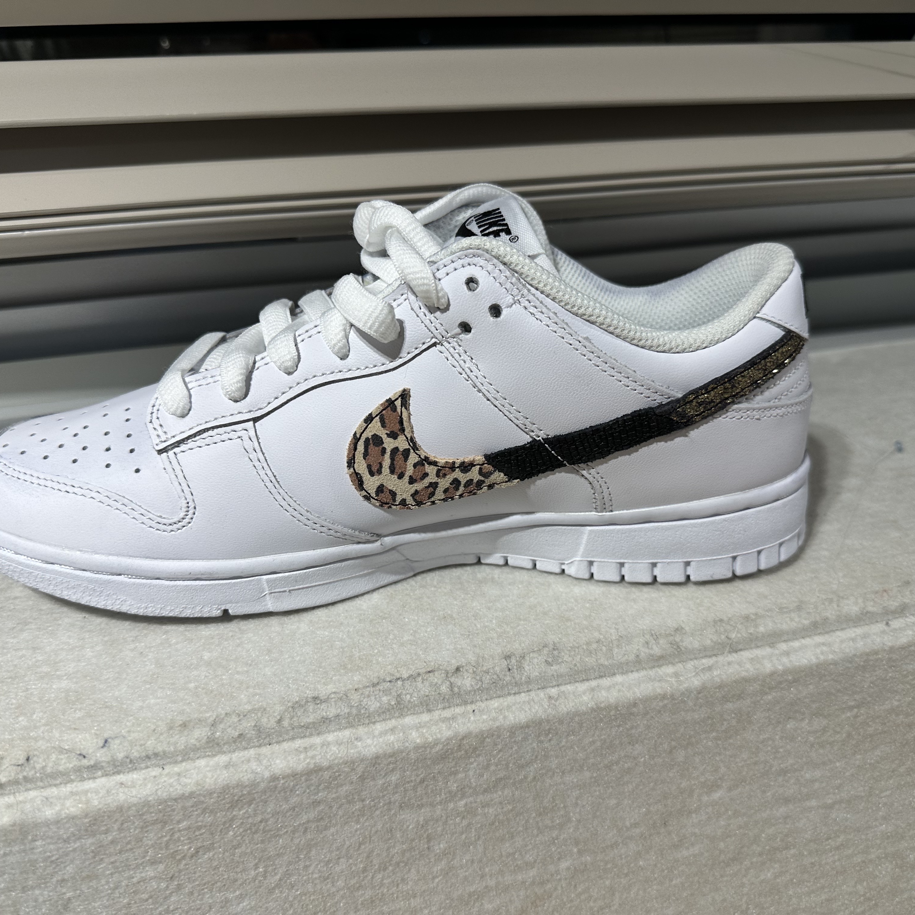 (W) Nike Dunk Low SE Primal White, Nike Dunk Low Retro Black 착용 스타일 - 3