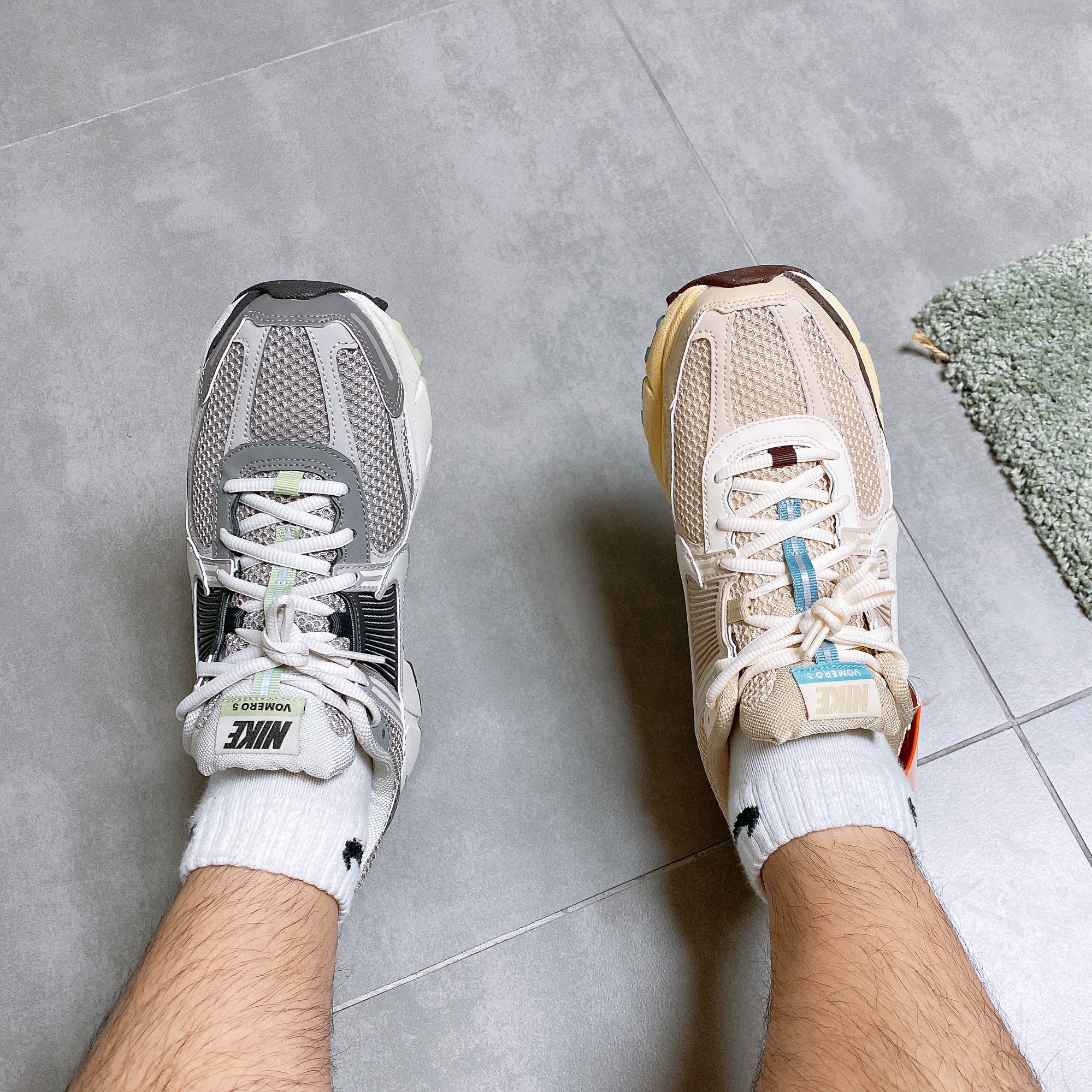 (W) Nike Zoom Vomero 5 Cobblestone and Flat Pewter, (W) Nike Zoom Vomero 5 Oatmeal 착용 스타일 - 1