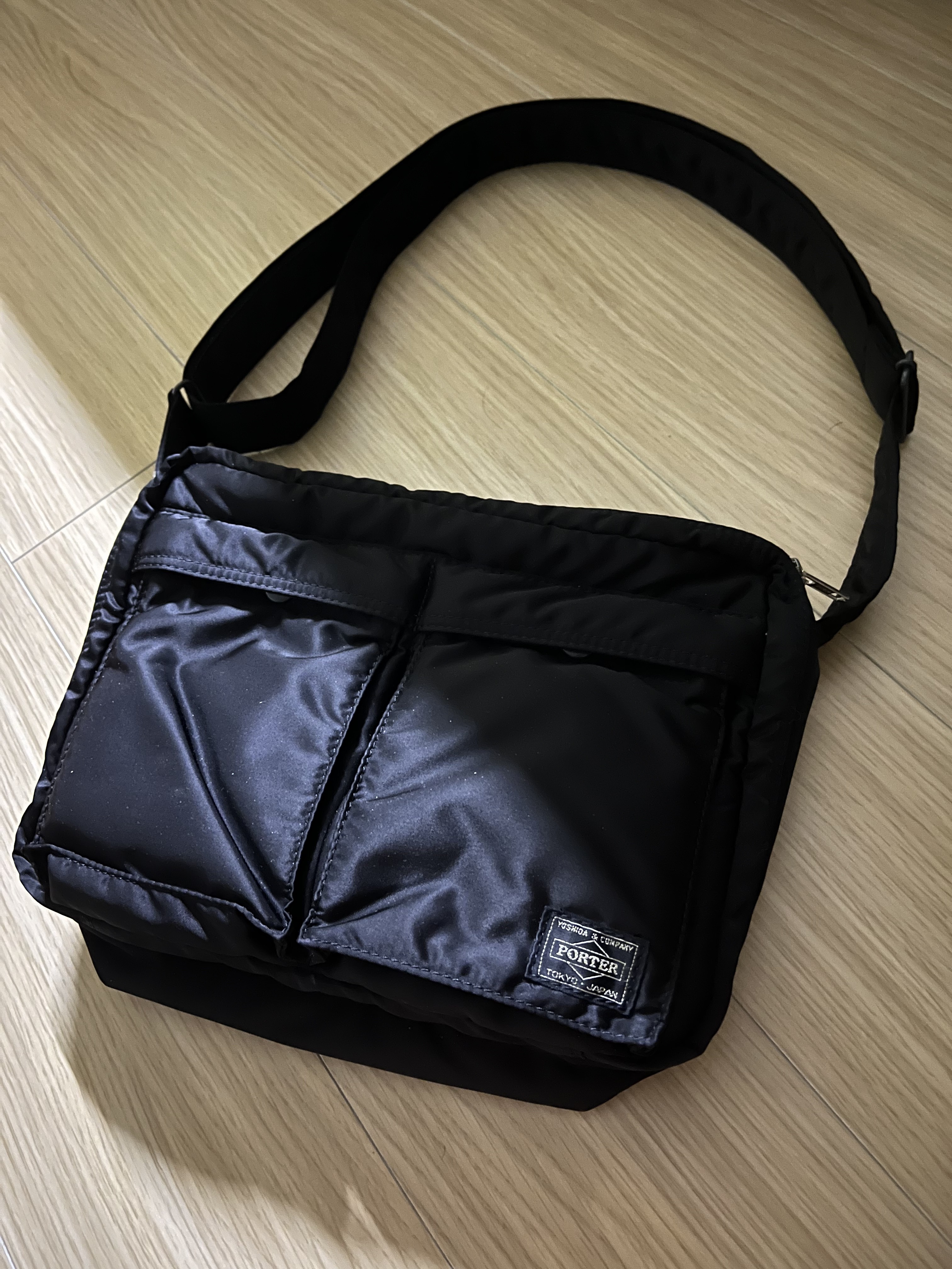 Porter Tanker Shoulder Bag L Black 착용 스타일 - 2