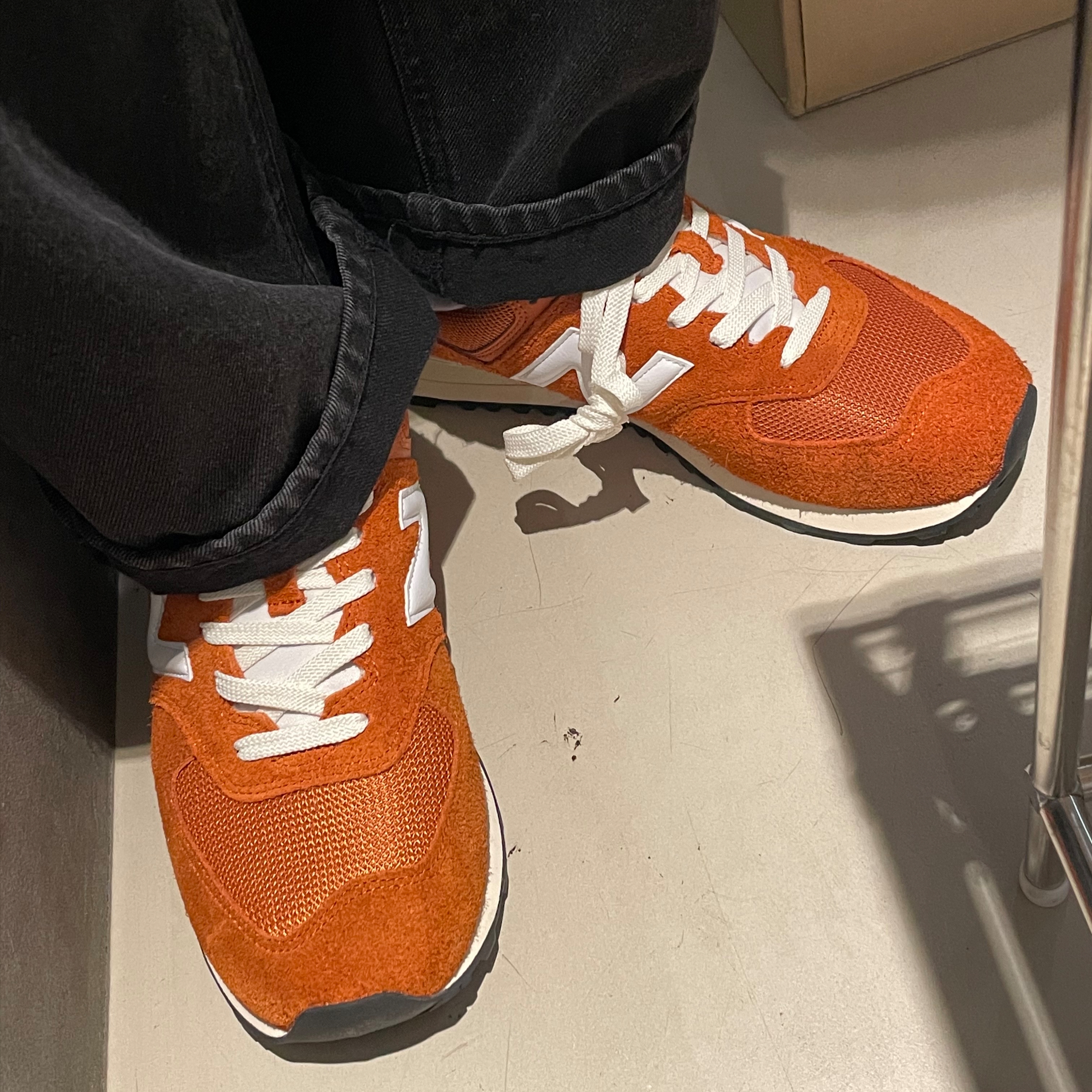 New Balance 574 Heritage Orange Burst White 착용 스타일 - 2