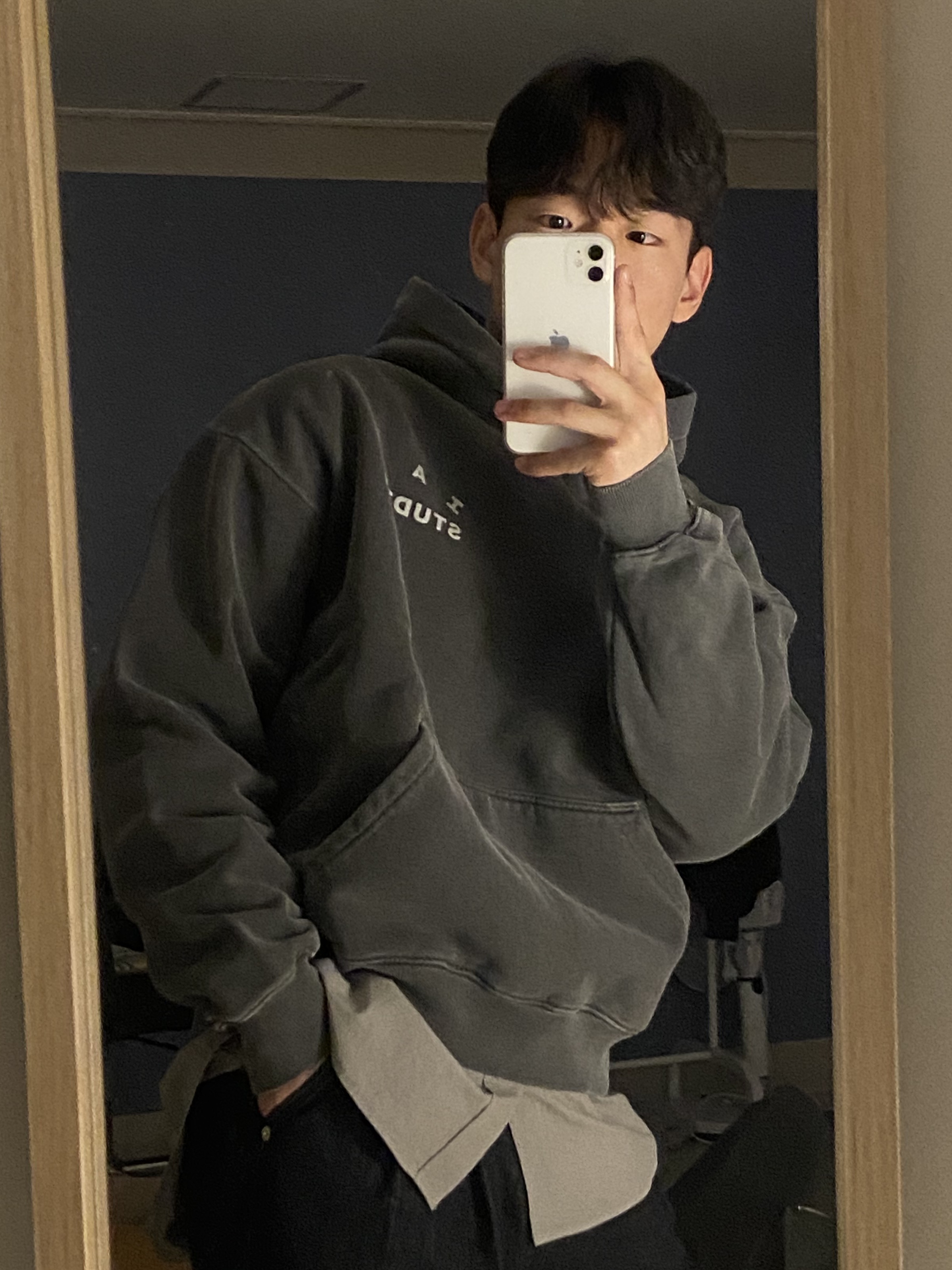 IAB Studio Pigment Hoodie & Sack Black 착용 스타일 - 1