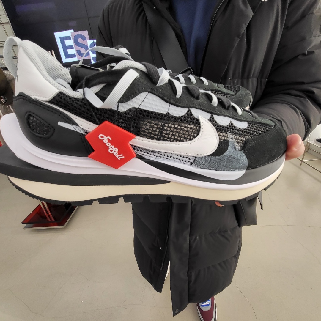 Nike x Sacai VaporWaffle Black White 착용 스타일