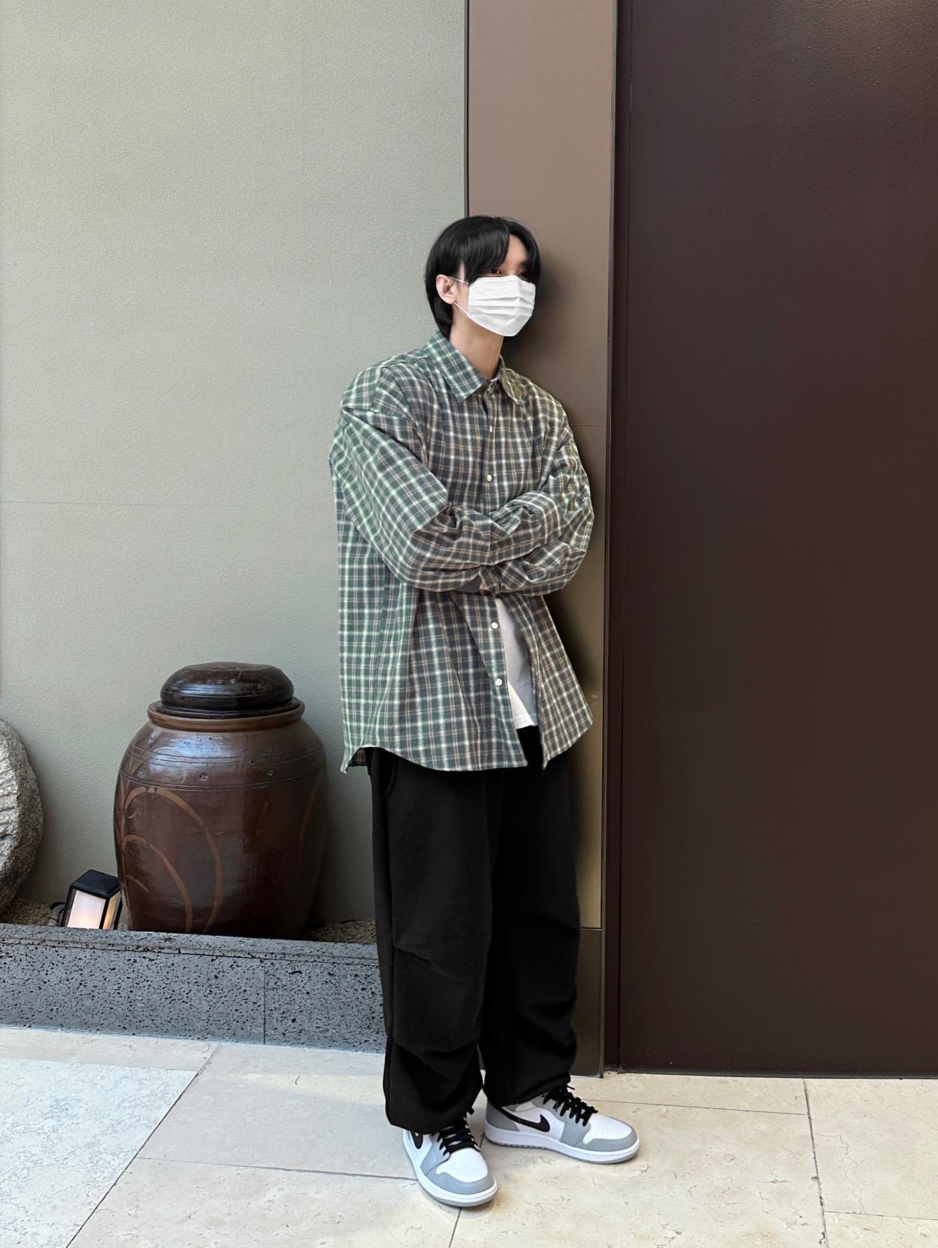 Jordan 1 Mid Light Smoke Grey 착용 스타일 - 1