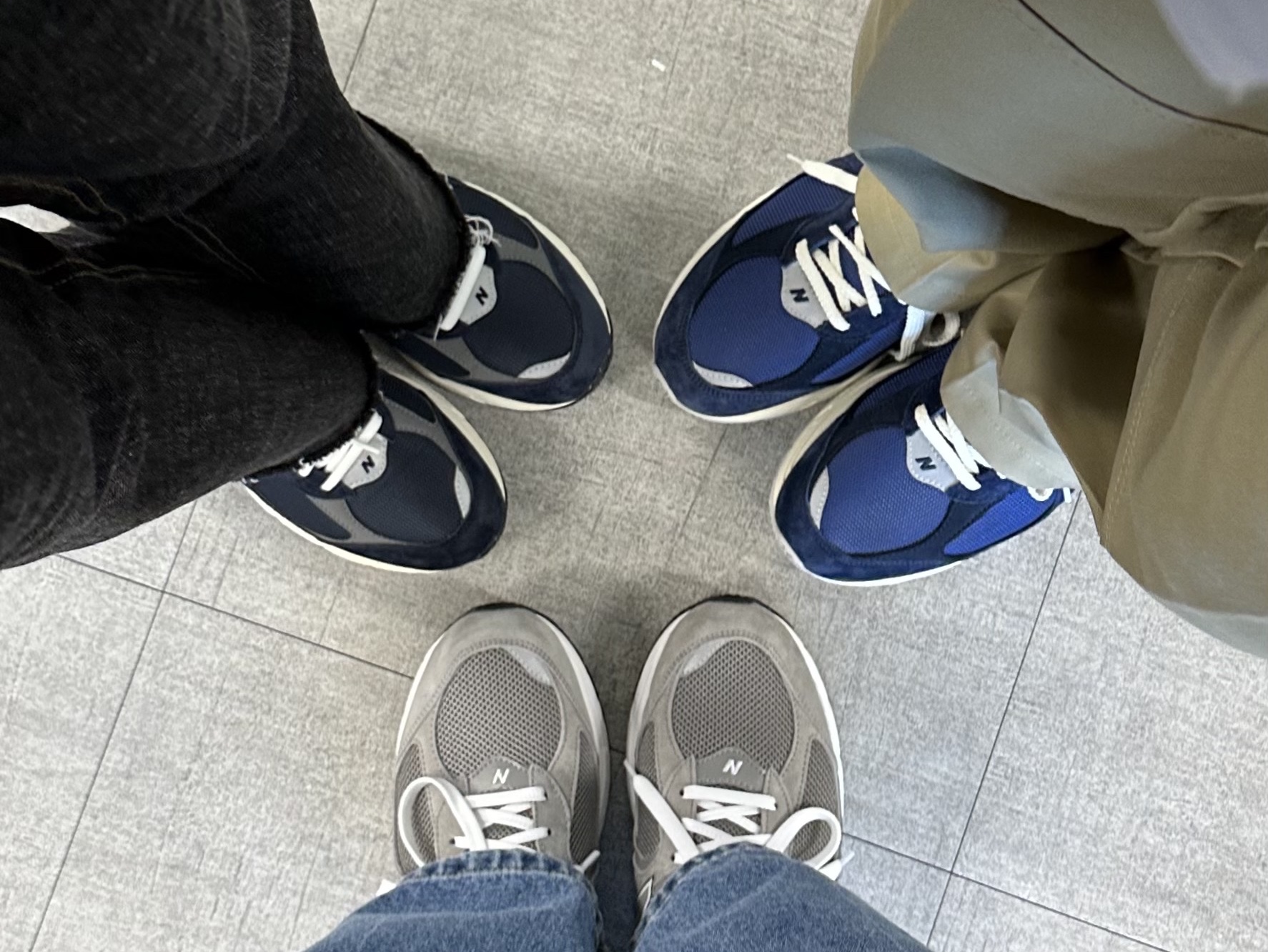 New Balance 2002R Marblehead White, New Balance 2002R Special Vintage Navy 착용 스타일 - 1