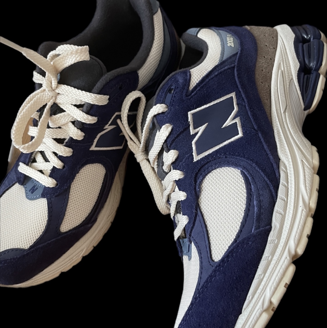 New Balance 2002R Light Cream Purple 착용 스타일 - 1