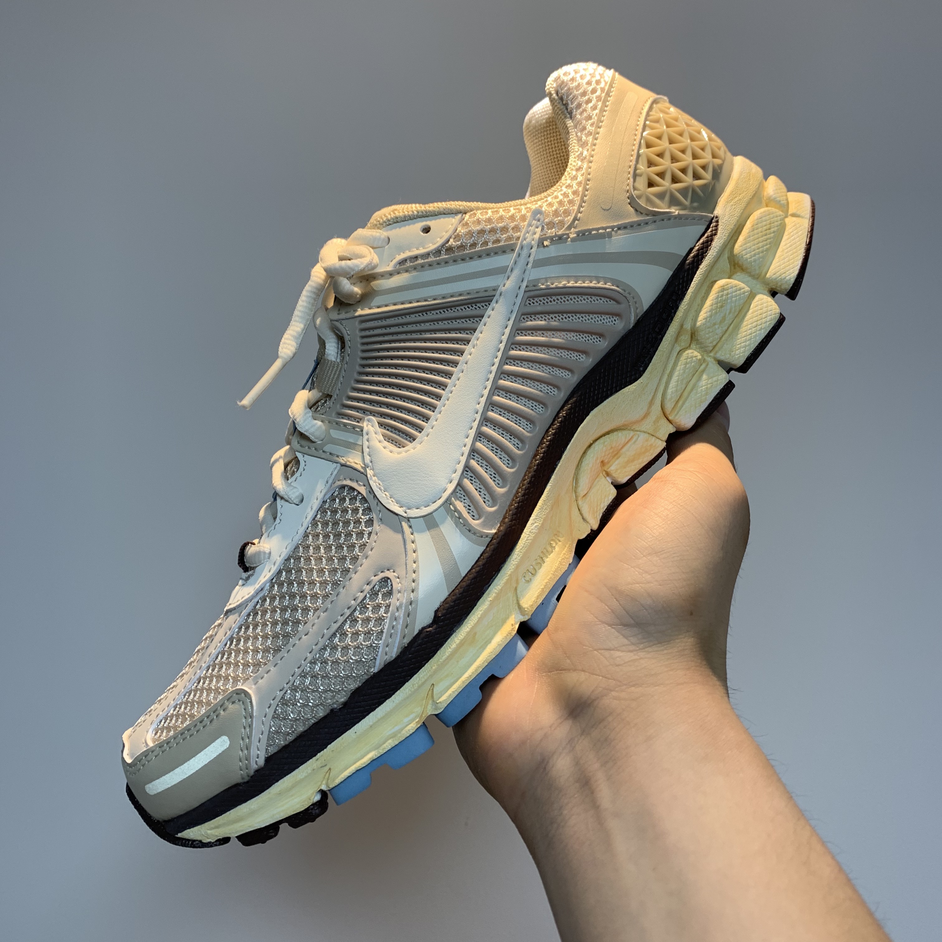 (W) Nike Zoom Vomero 5 Oatmeal 착용 스타일