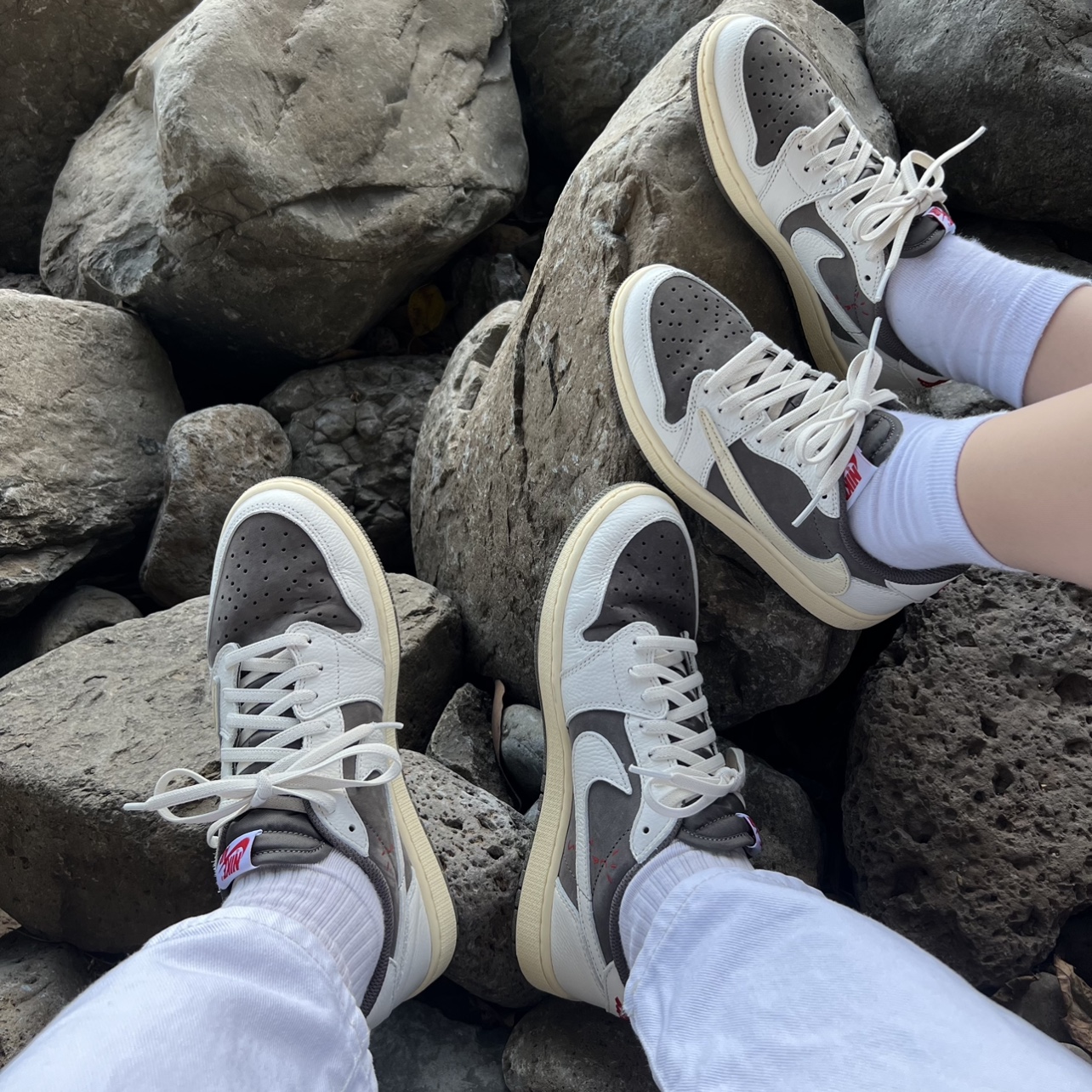 Jordan 1 x Travis Scott Retro Low OG SP Sail and Ridgerock 착용 스타일