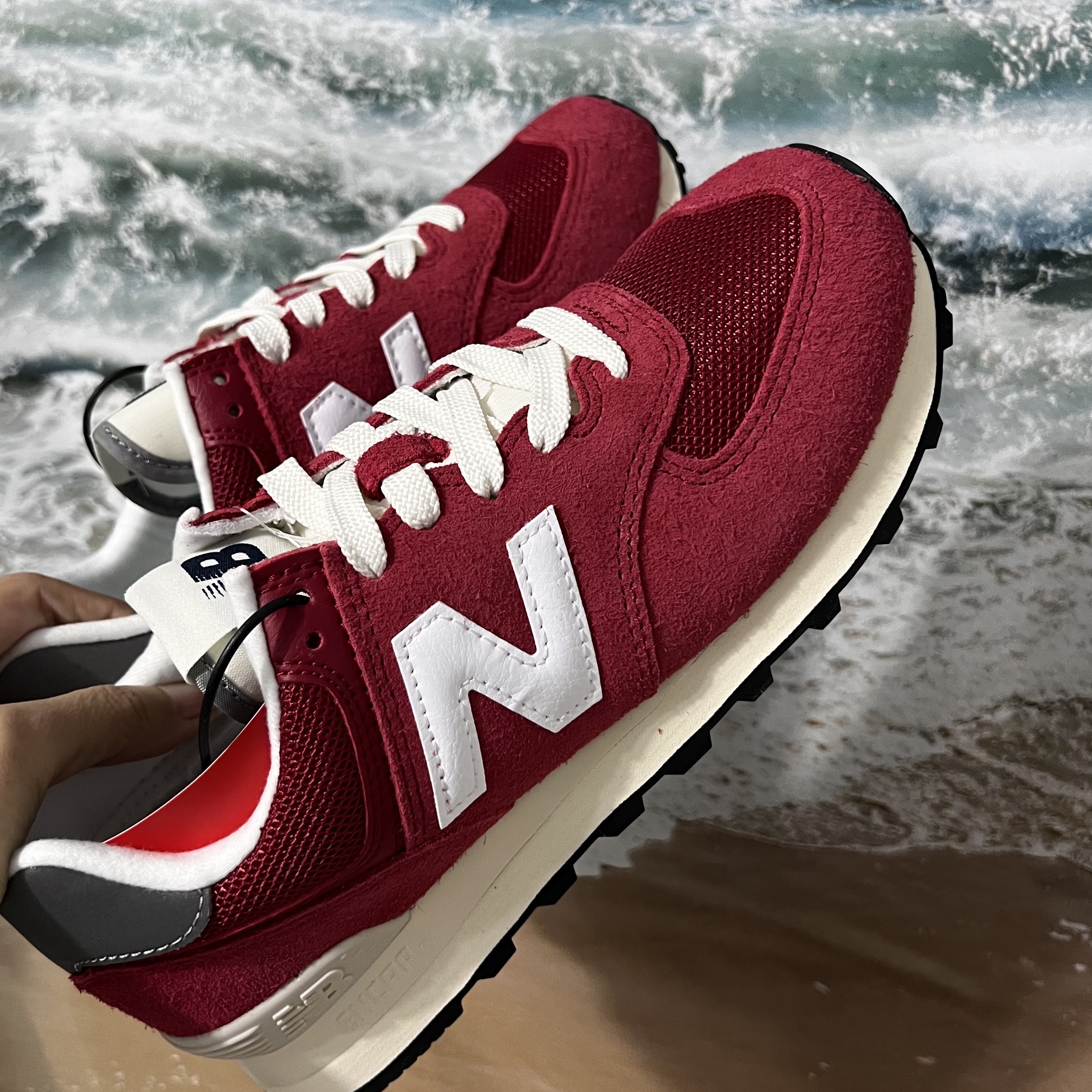 New Balance 574 Heritage Red 착용 스타일 - 4