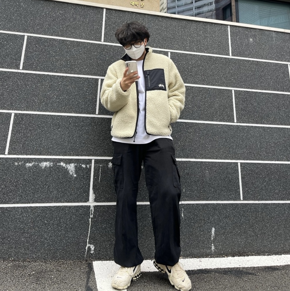 Nike x Stussy Air Zoom Spiridon Cage 2 Fossil, Stussy 8 Ball Sherpa Jacket Natural 착용 스타일 - 1