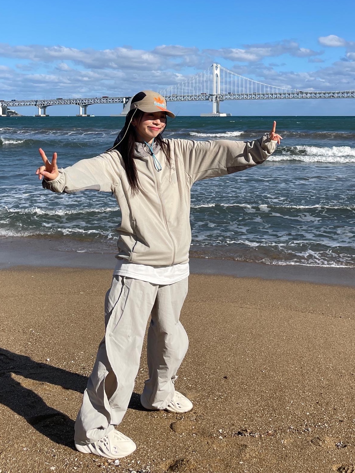 Palace x Adidas Nature Cap Blanch Cargo Signal Orange - 22SS, Sansan Gear Wave Pants Gray - 22SS 착용 스타일 - 1