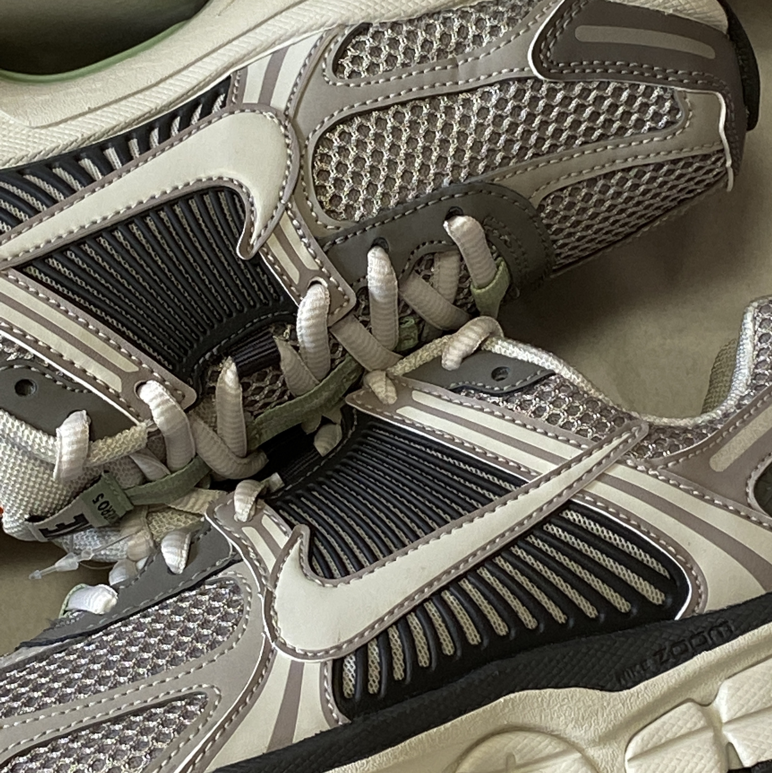 (W) Nike Zoom Vomero 5 Cobblestone and Flat Pewter 착용 스타일
