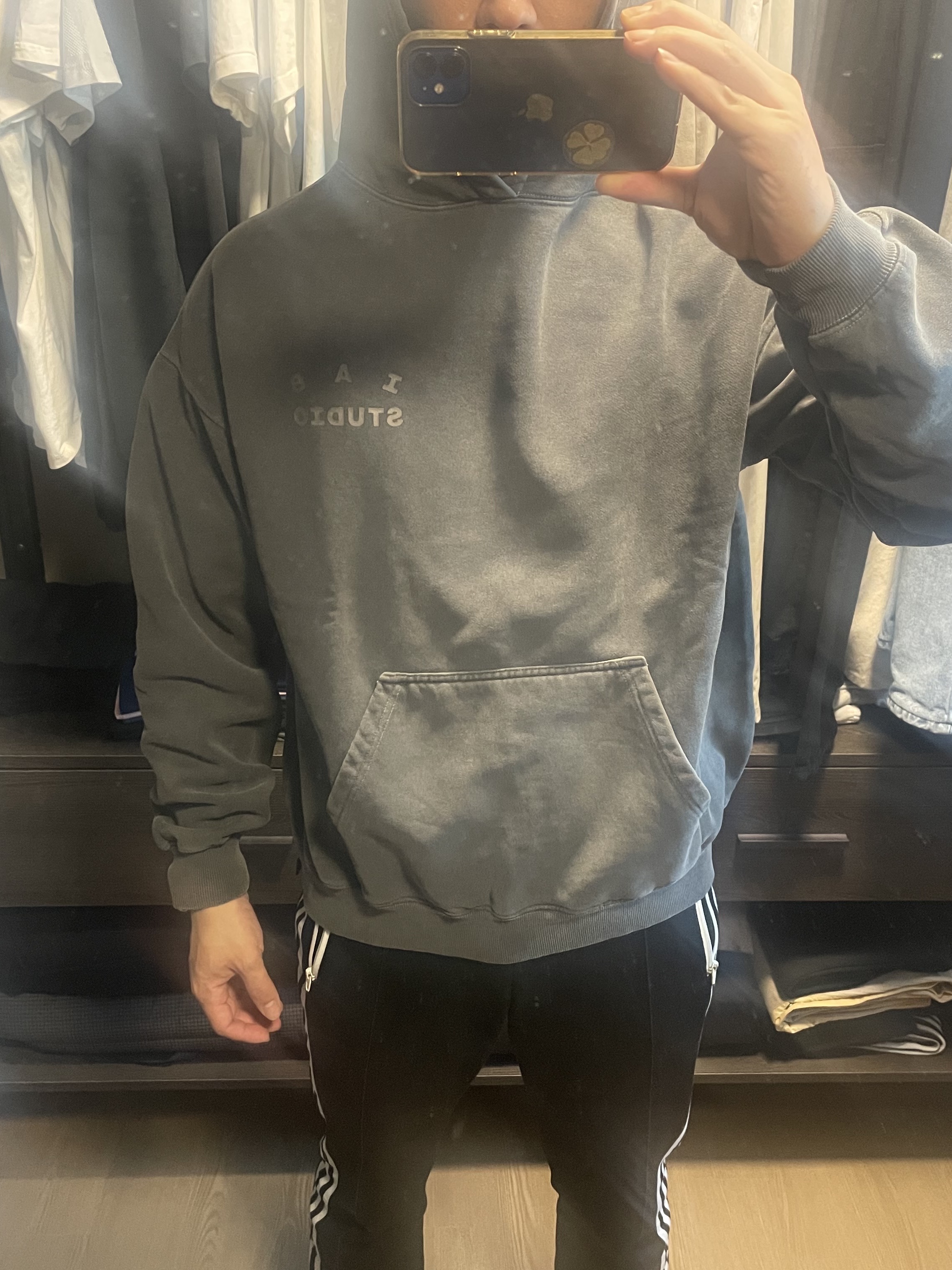 IAB Studio Pigment Hoodie & Sack Black 착용 스타일
