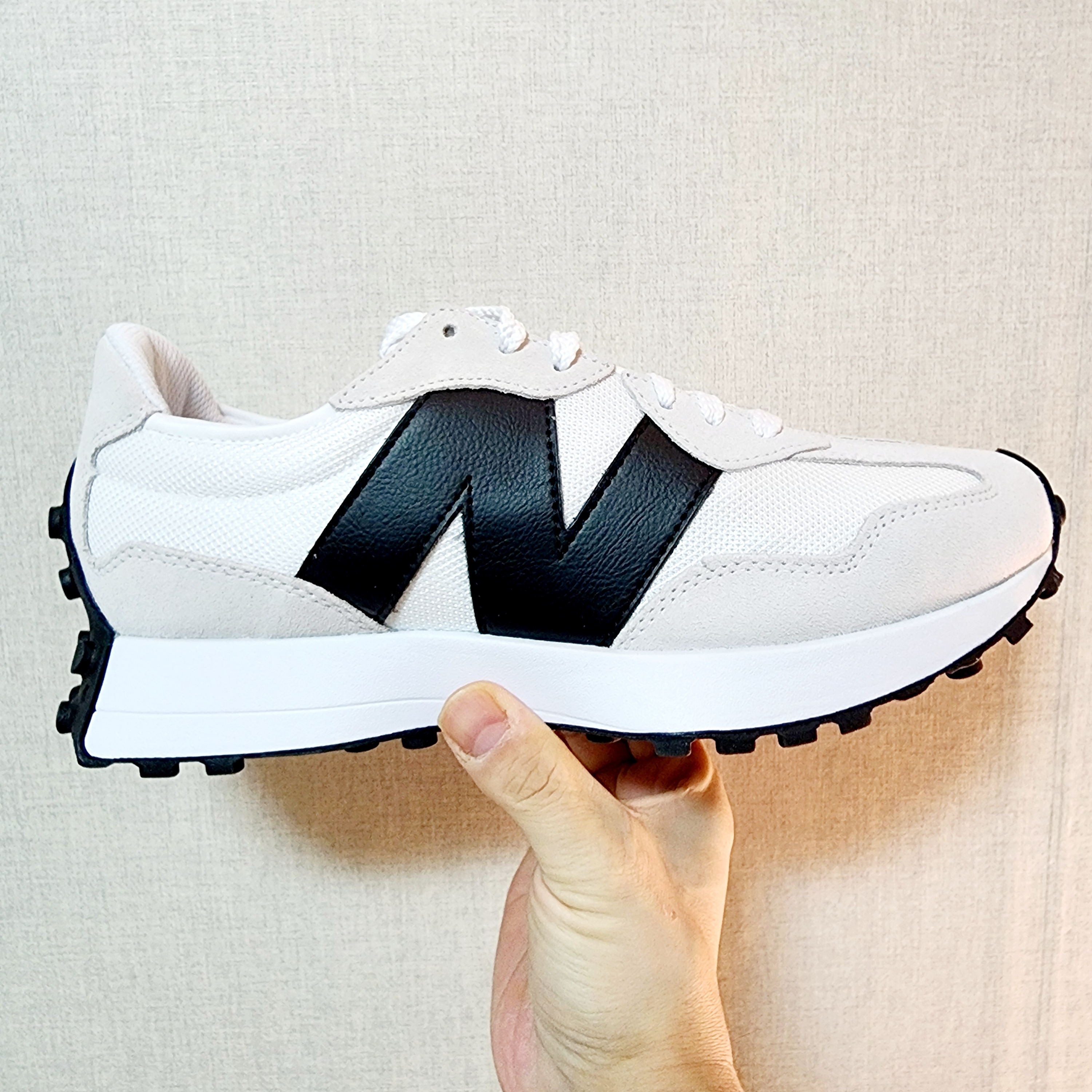 New Balance 327 White Black 착용 스타일 - 1