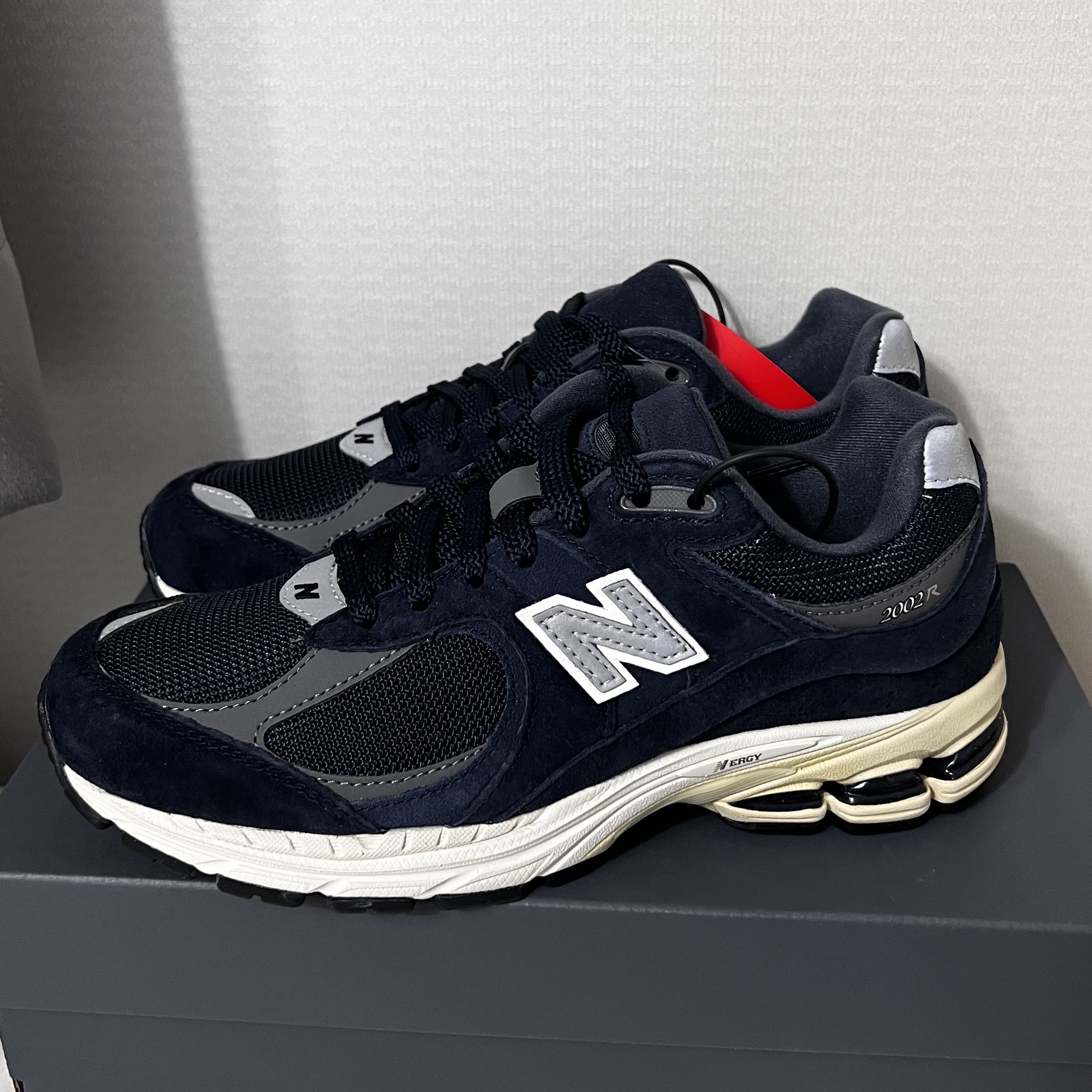 New Balance 2002R Eclipse Castlerock 착용 스타일 - 5