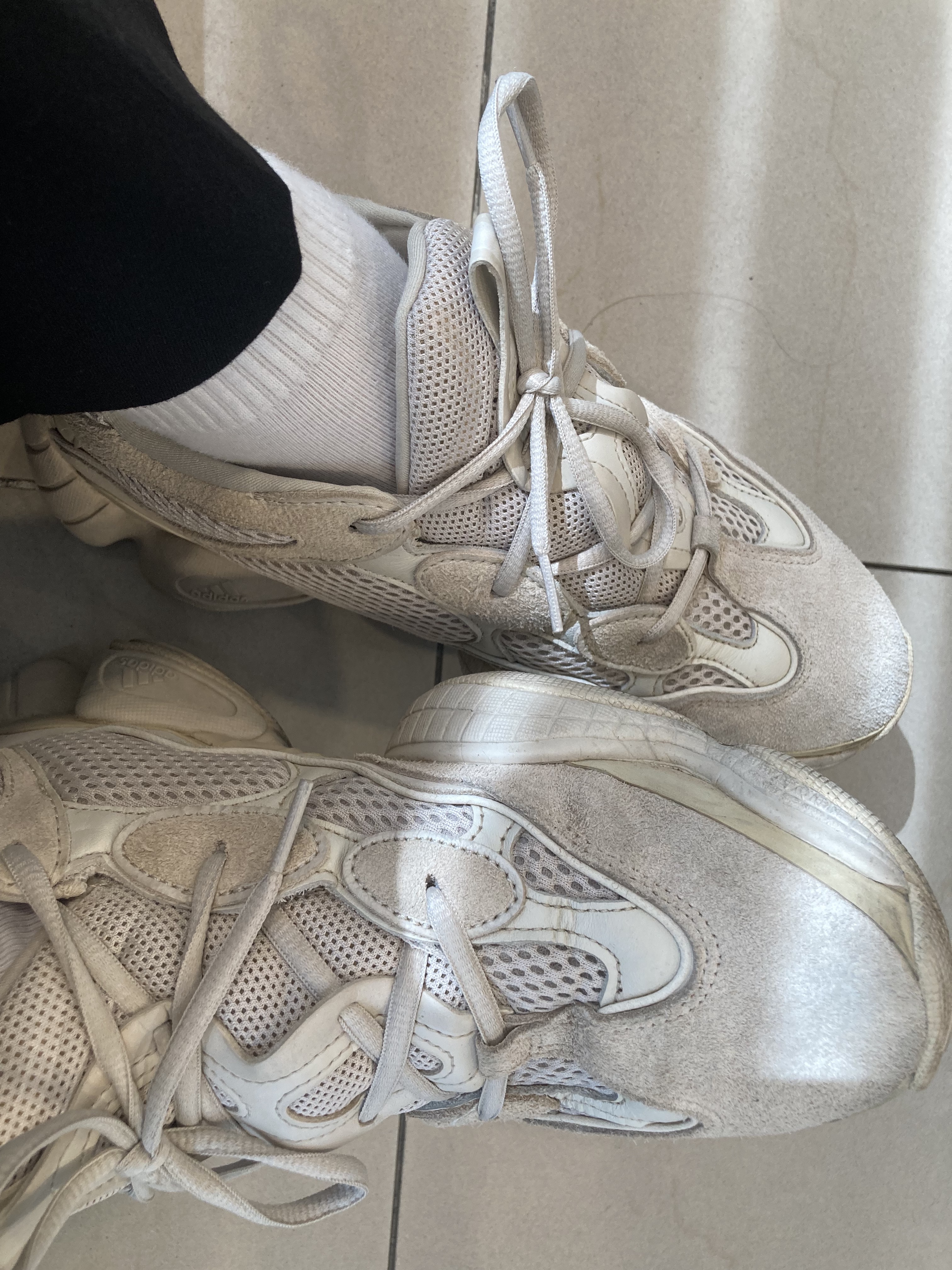 Adidas Yeezy 500 Blush 2022 착용 스타일 - 2