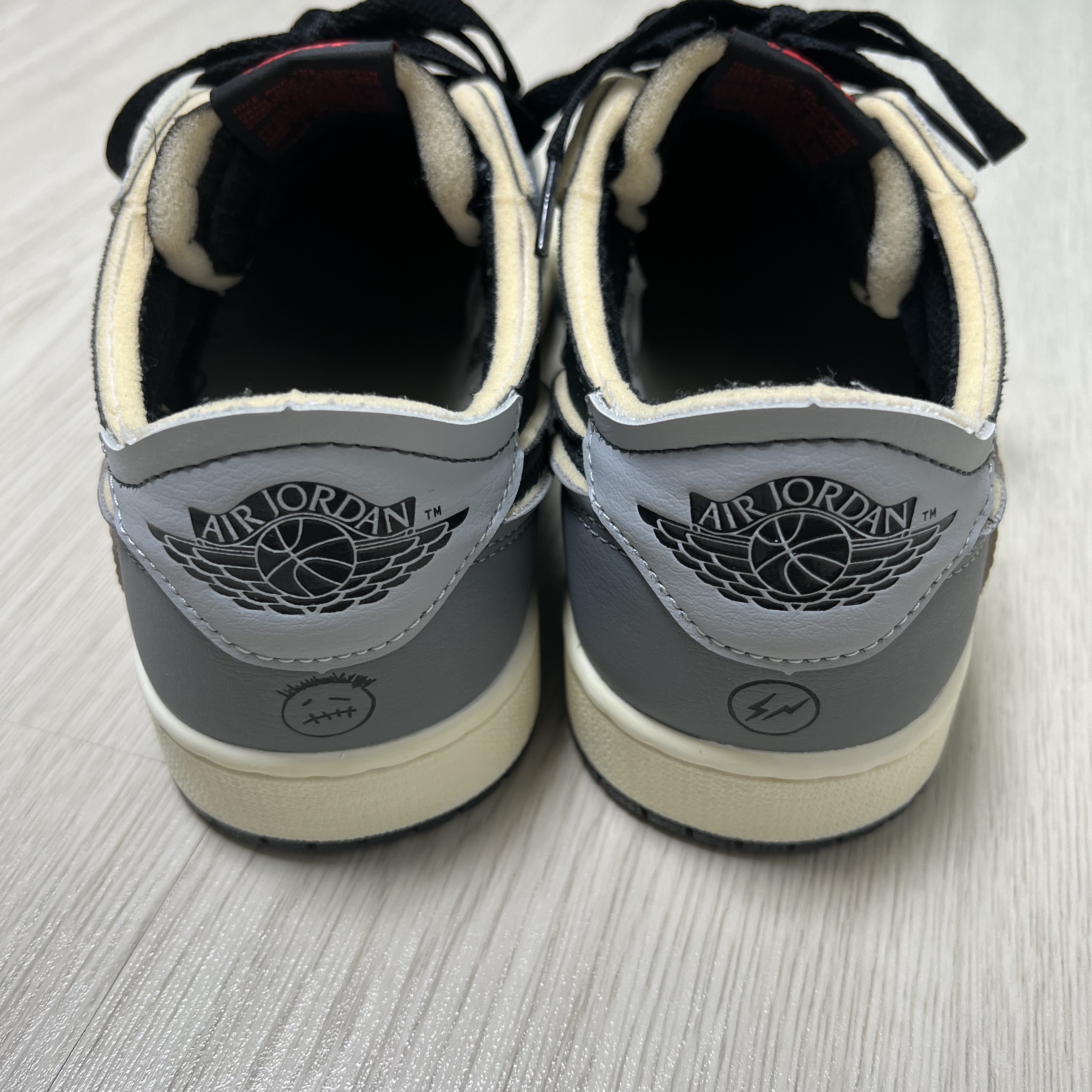 Jordan 1 Retro Low OG EX Black and Smoke Grey 착용 스타일 - 4