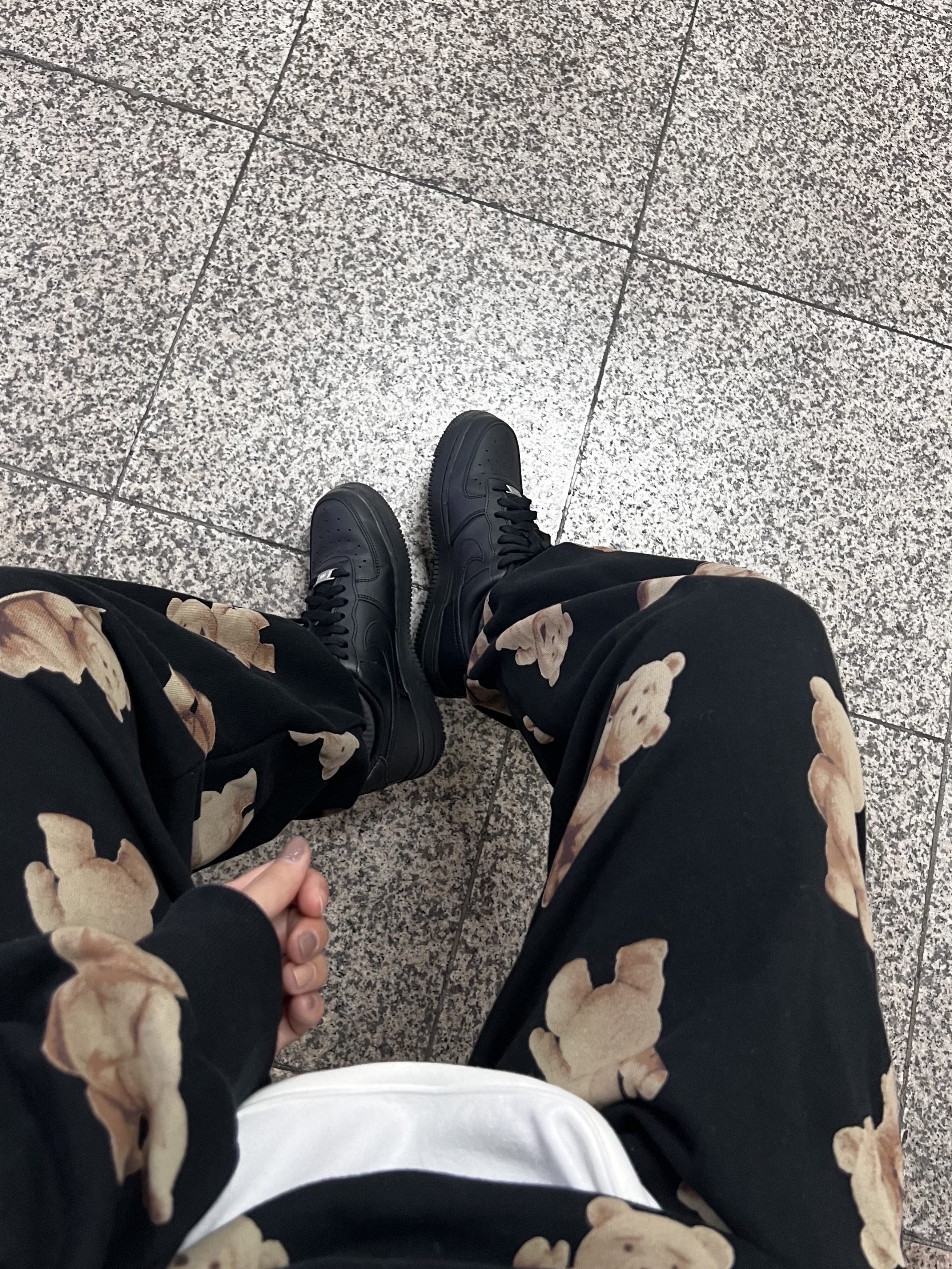 Apple AirPods Max Lightning Silver (Korean Ver.), Nike Air Force 1 '07 Low Triple Black 착용 스타일 - 4