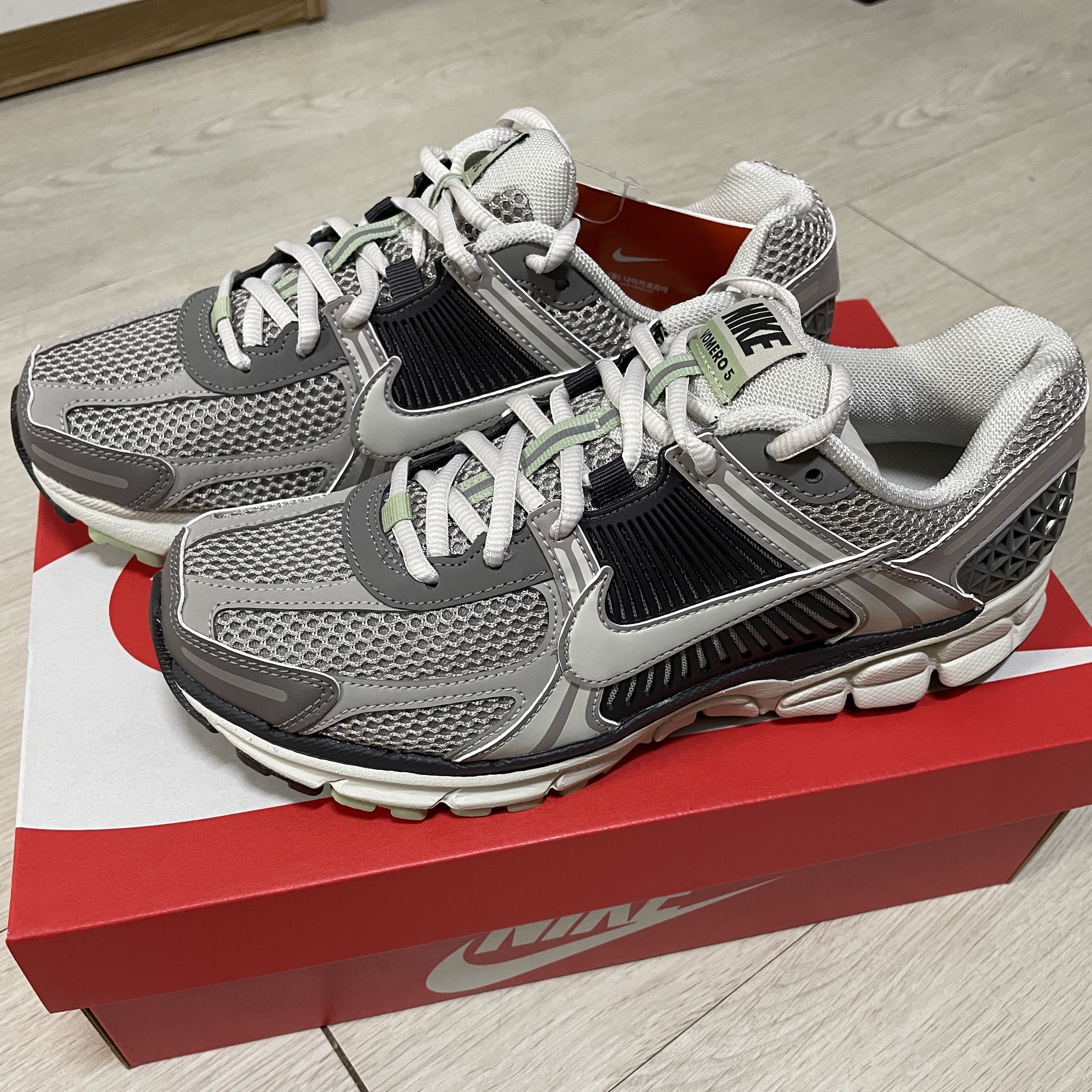 (W) Nike Zoom Vomero 5 Cobblestone and Flat Pewter 착용 스타일 - 2