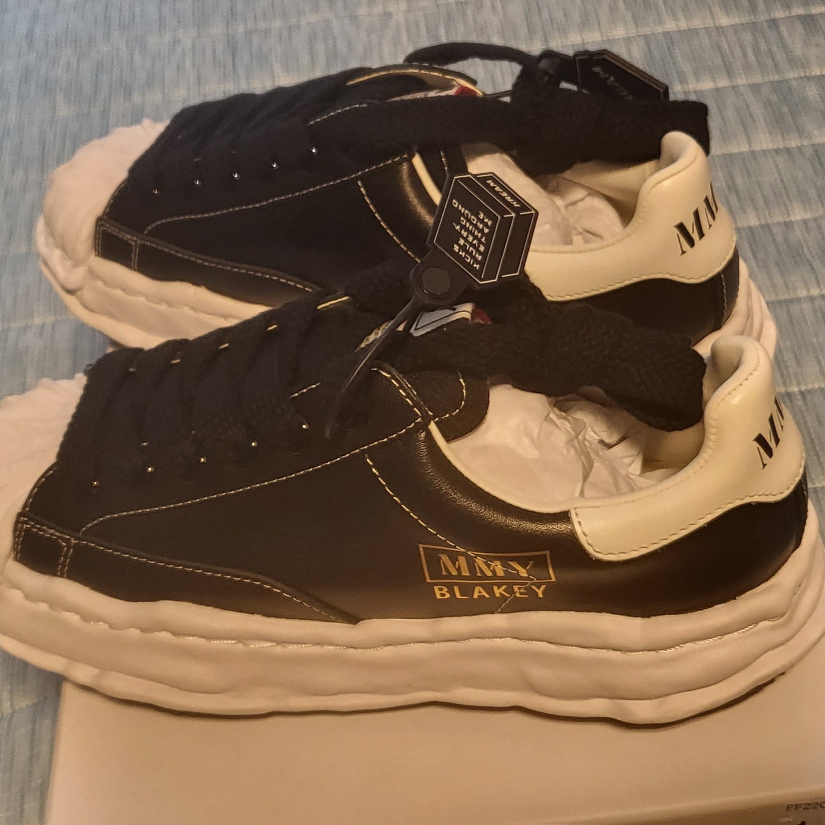 Maison Mihara Yasuhiro Blakey OG Sole Leather Low-top Sneakers Black 착용 스타일 - 2